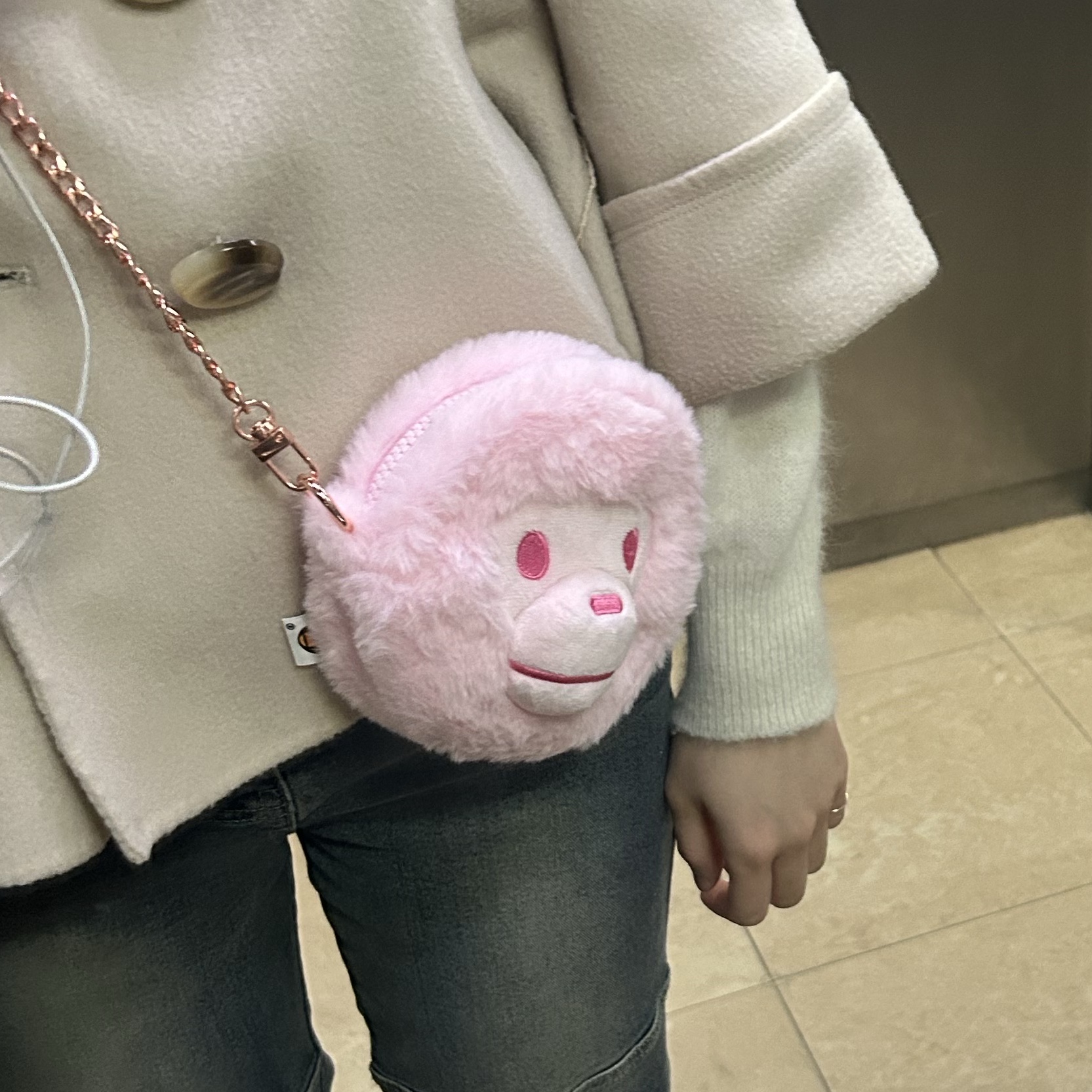BAPE Baby Milo Plush Crossbody Bag Pink 착용 스타일