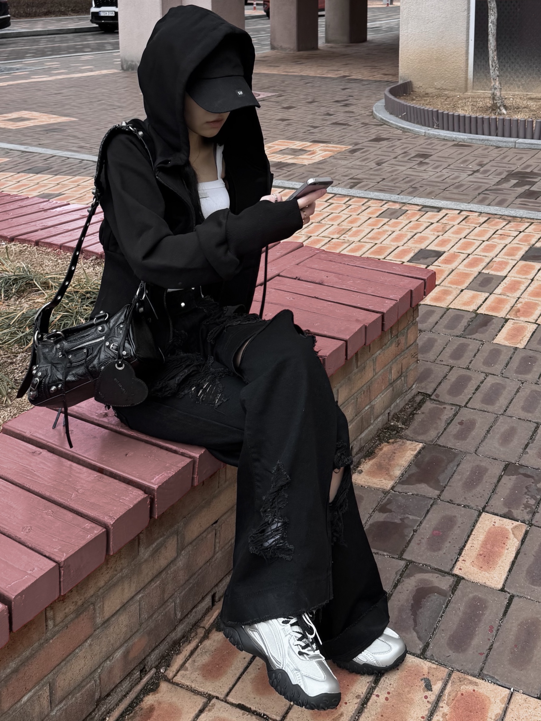 Balenciaga Le Cagole Mini Duffle Bag Black, Fila Echappe MS Silver Moon 착용 스타일 - 2