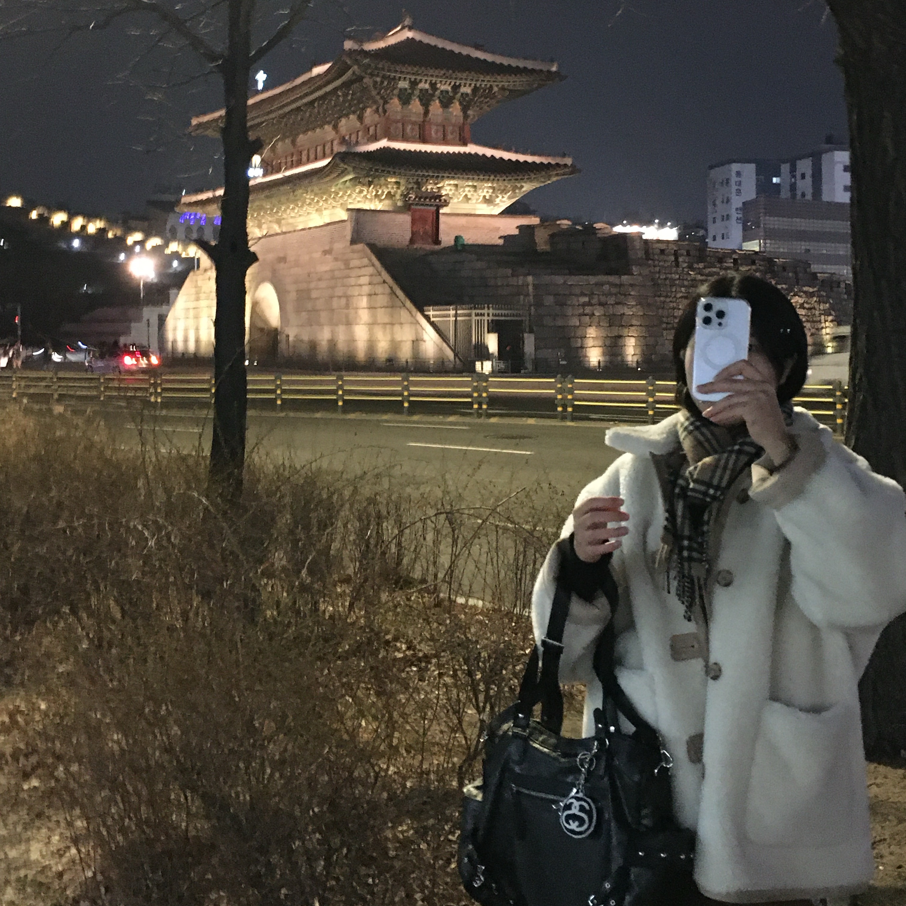 Burberry Classic Check Cashmere Muffler Archive Beige, Stussy SS Link Beaded Ball Keychain Black 착용 스타일