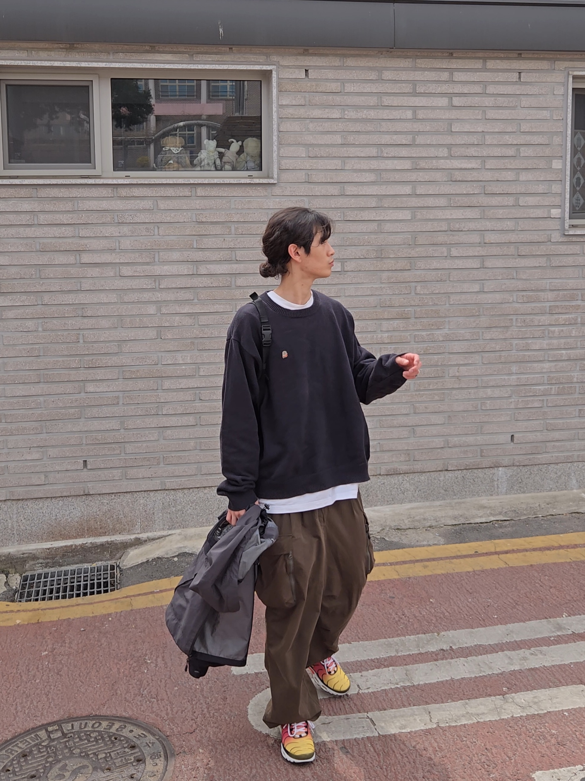 Nike Air Max Plus Gold and Raspberry Red, Supreme Aoi Buddha Pin Silver - 23SS 착용 스타일 - 1