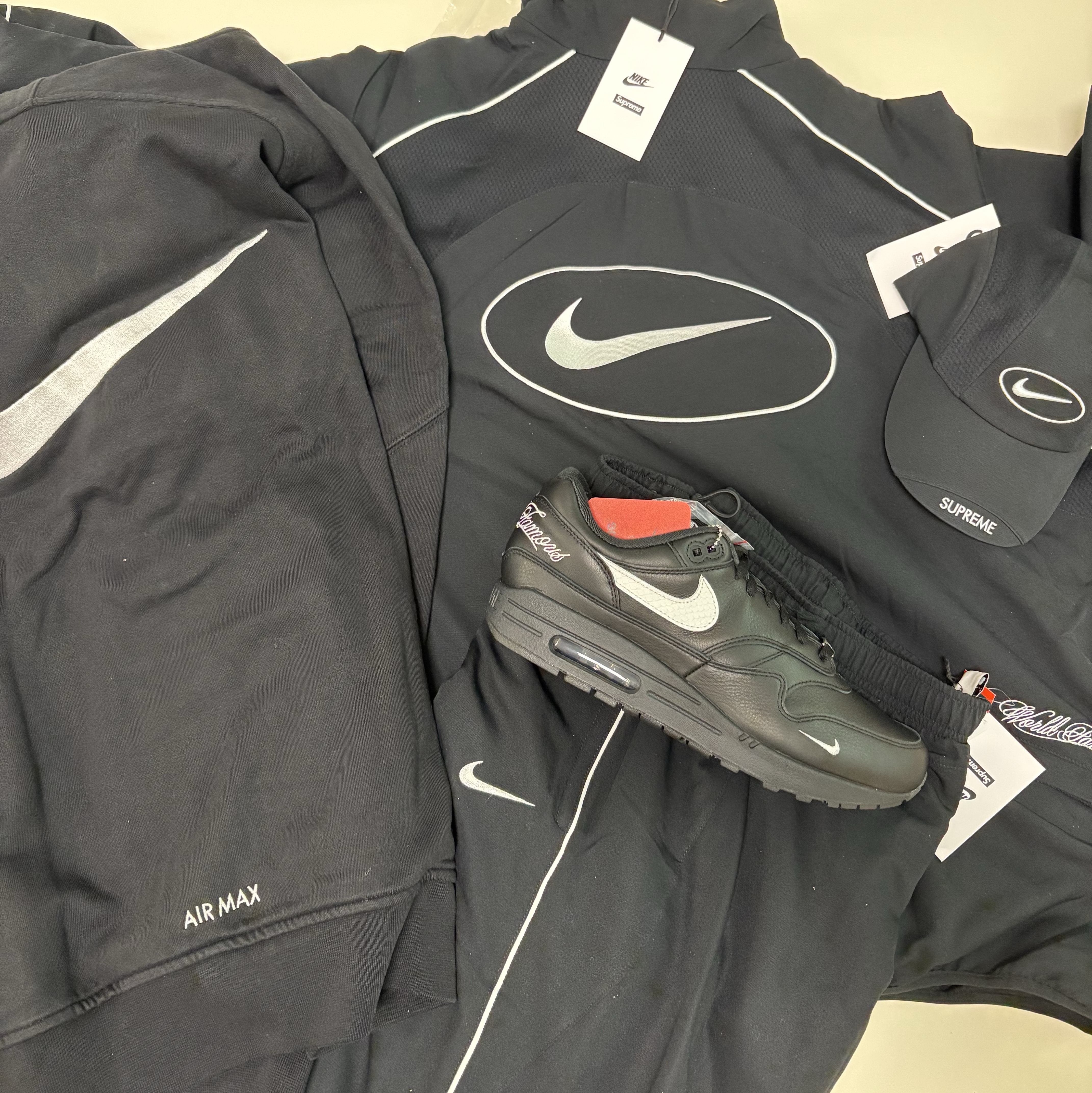 Supreme x Nike Track Jacket Black - 25SS, Nike x Supreme Air Max 1 '87 Black White - 25SS 착용 스타일