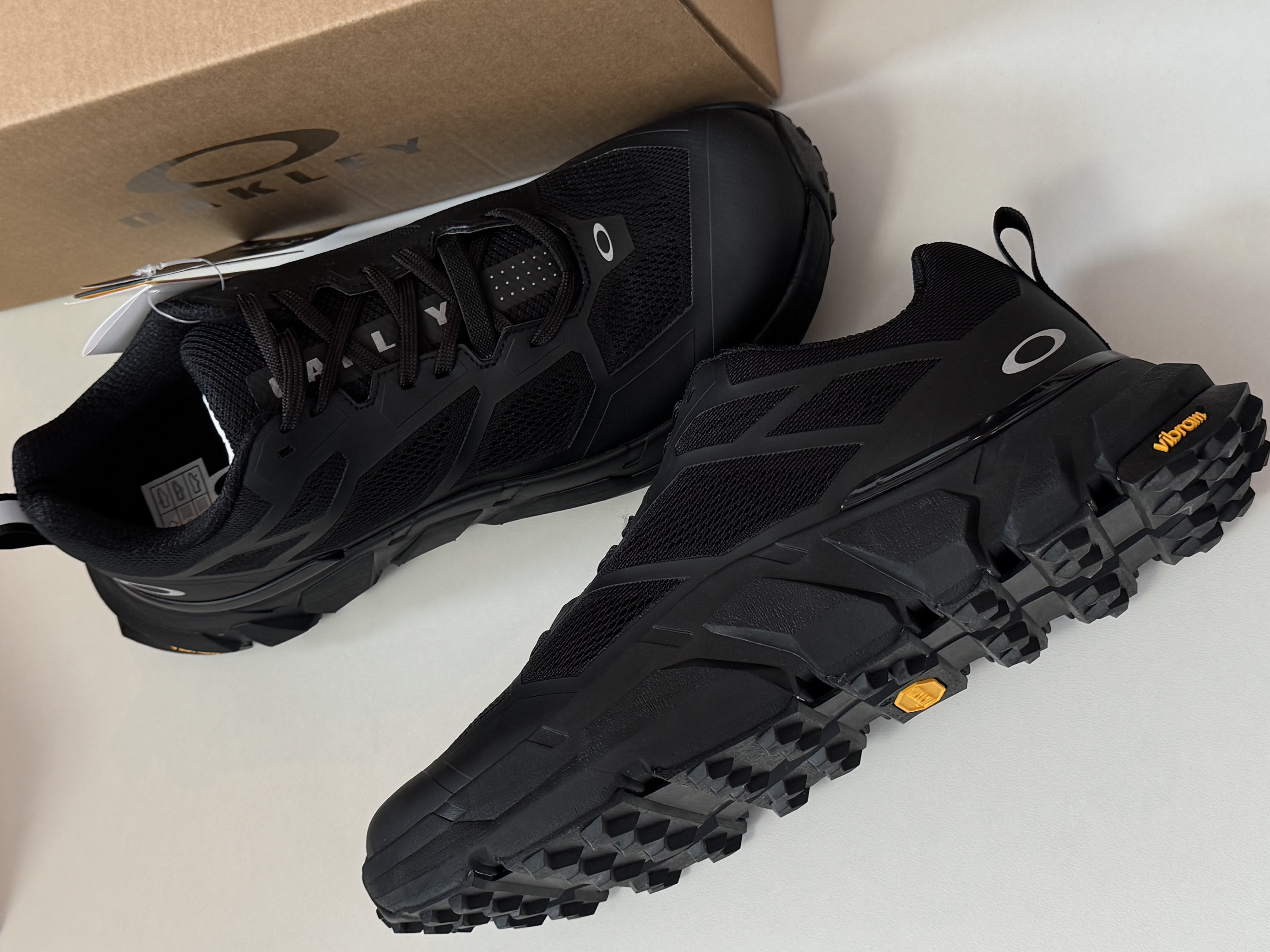 Oakley Light Breathe Triple Black, Oakley Light Breathe Black Arctic White 착용 스타일 - 3