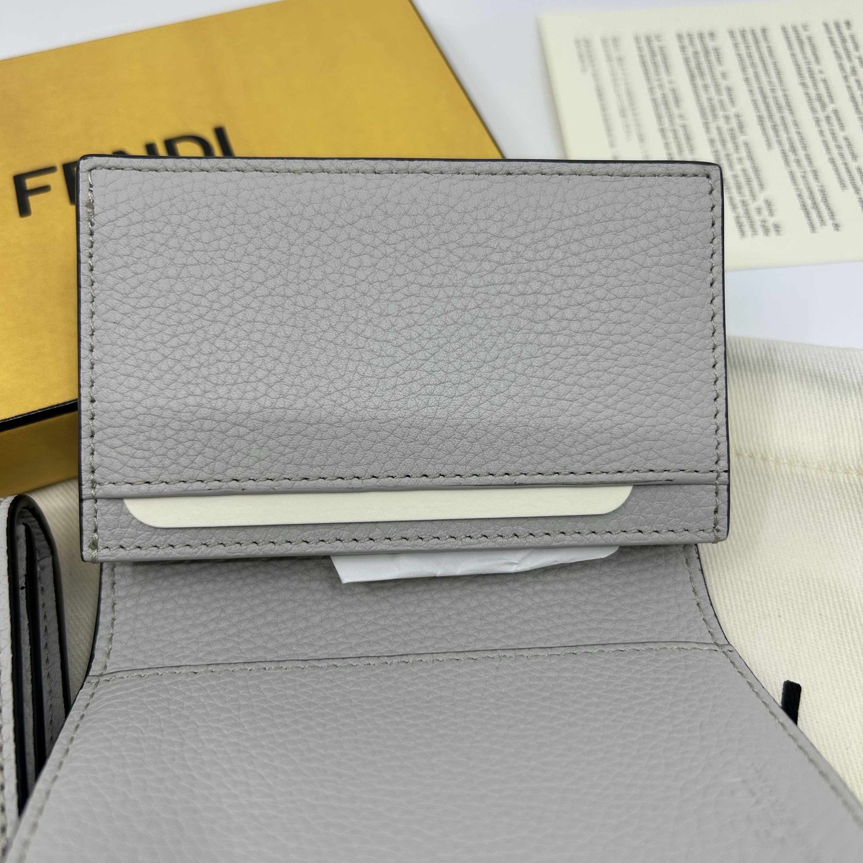 Fendi Silvia and The Baguette Card Case Multicolor 착용 스타일 - 4
