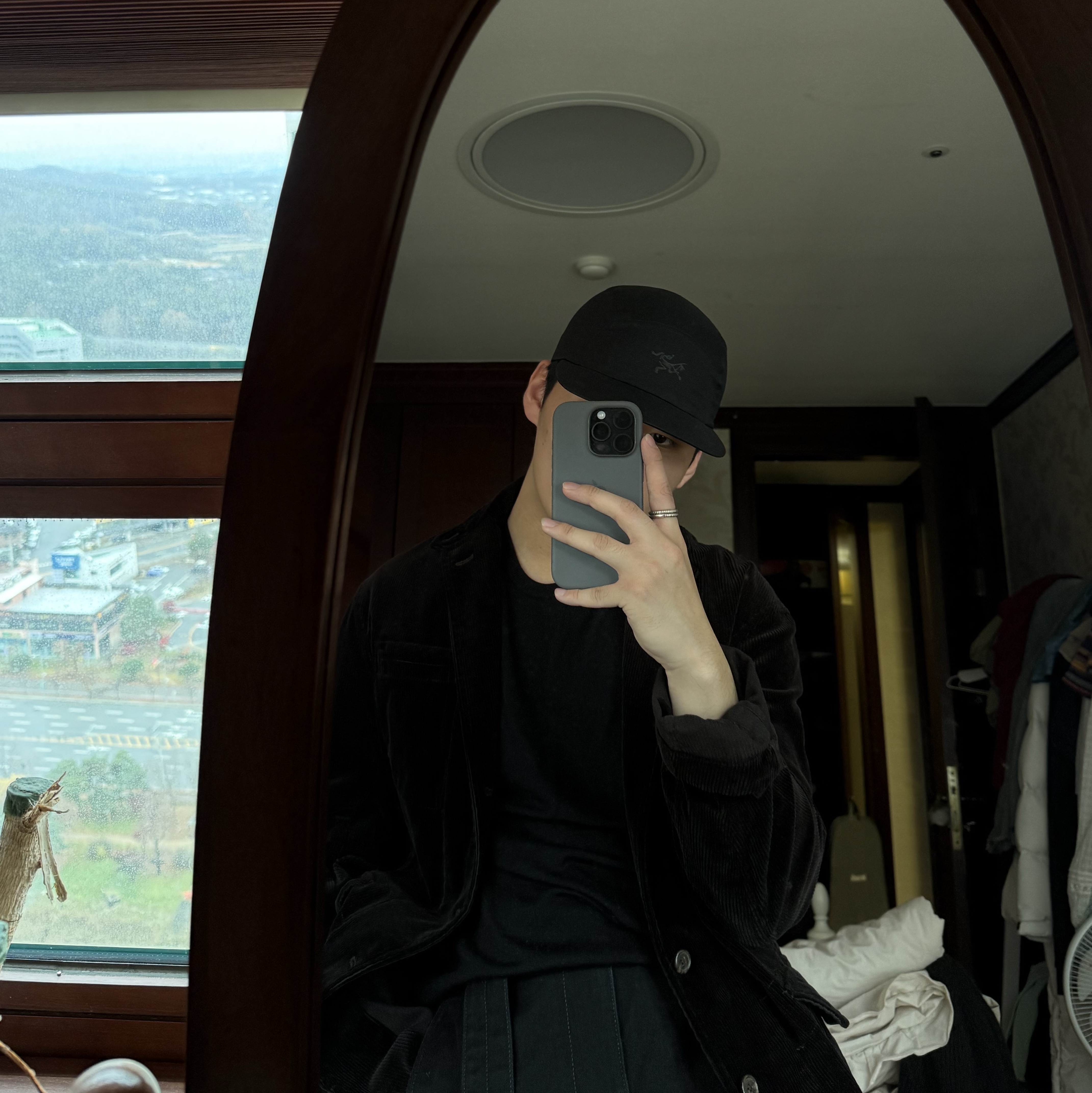 Arc'teryx Norvan Regular Brim Hat Black, Lemaire Twisted Belted Pants Heavy Denim Black 착용 스타일