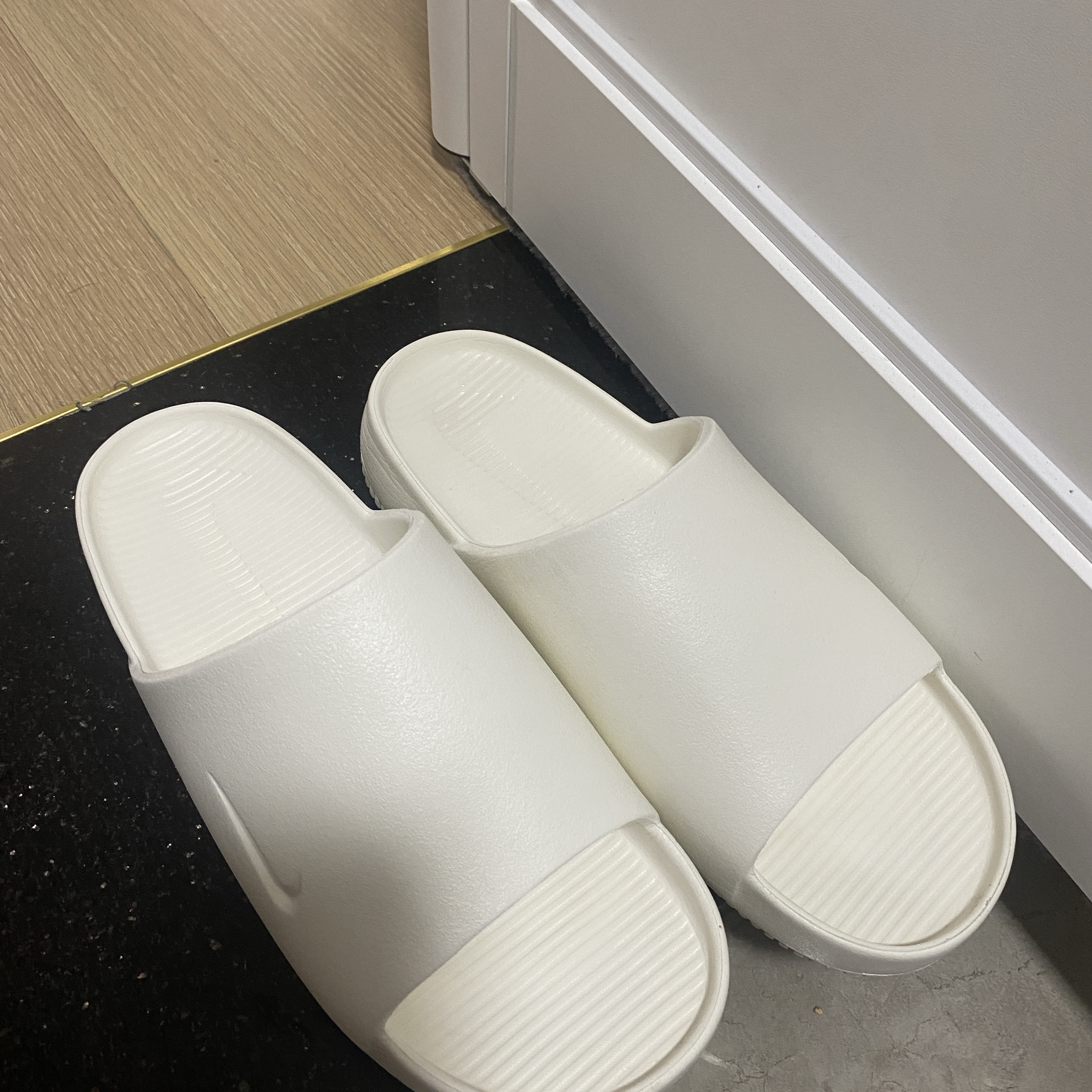Nike Calm Slide Sail 착용 스타일