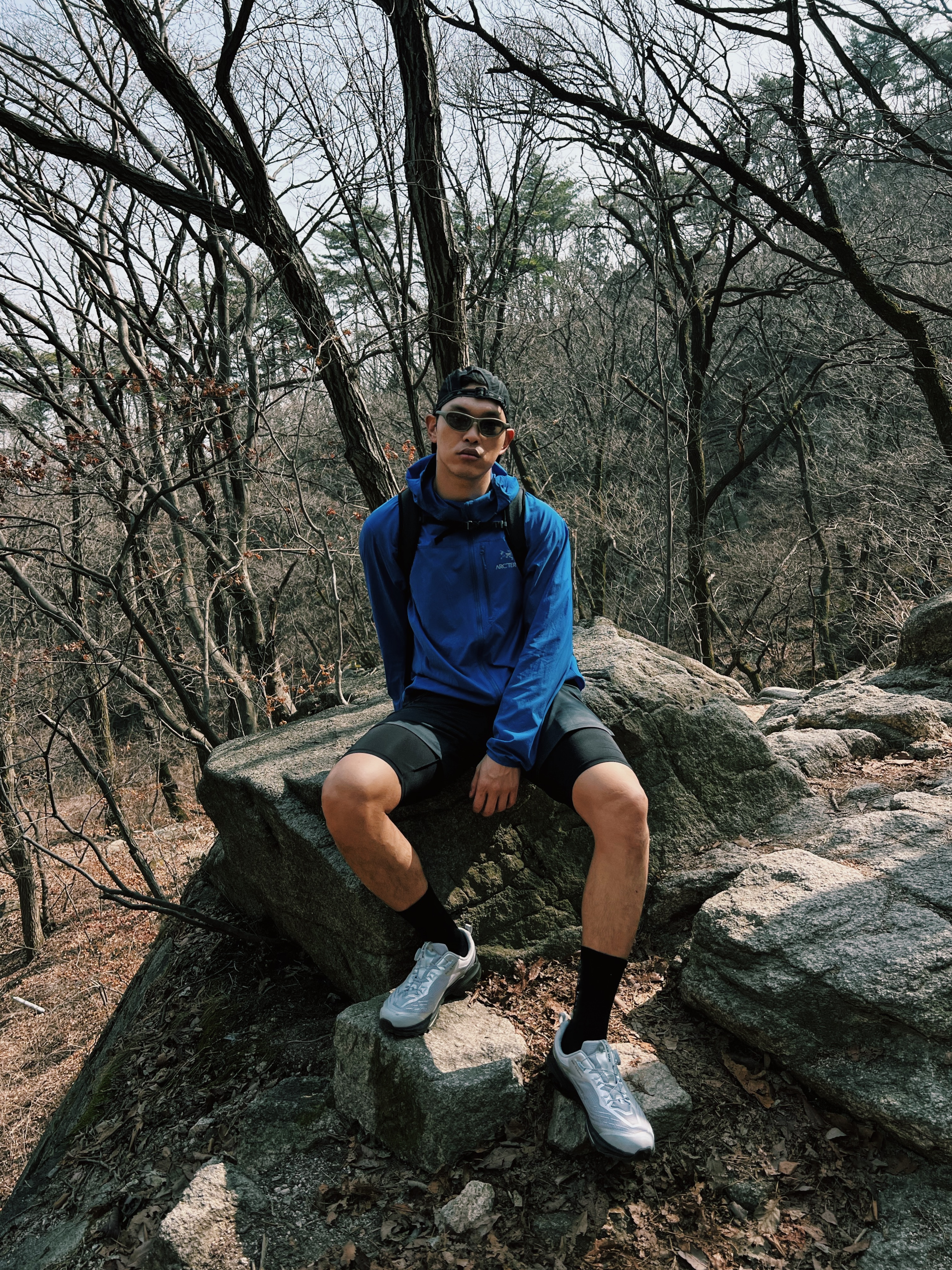 Arc'teryx Squamish Hoody Black, Montbell Trekking Glasses Silver Metallic Light Grey 착용 스타일 - 4