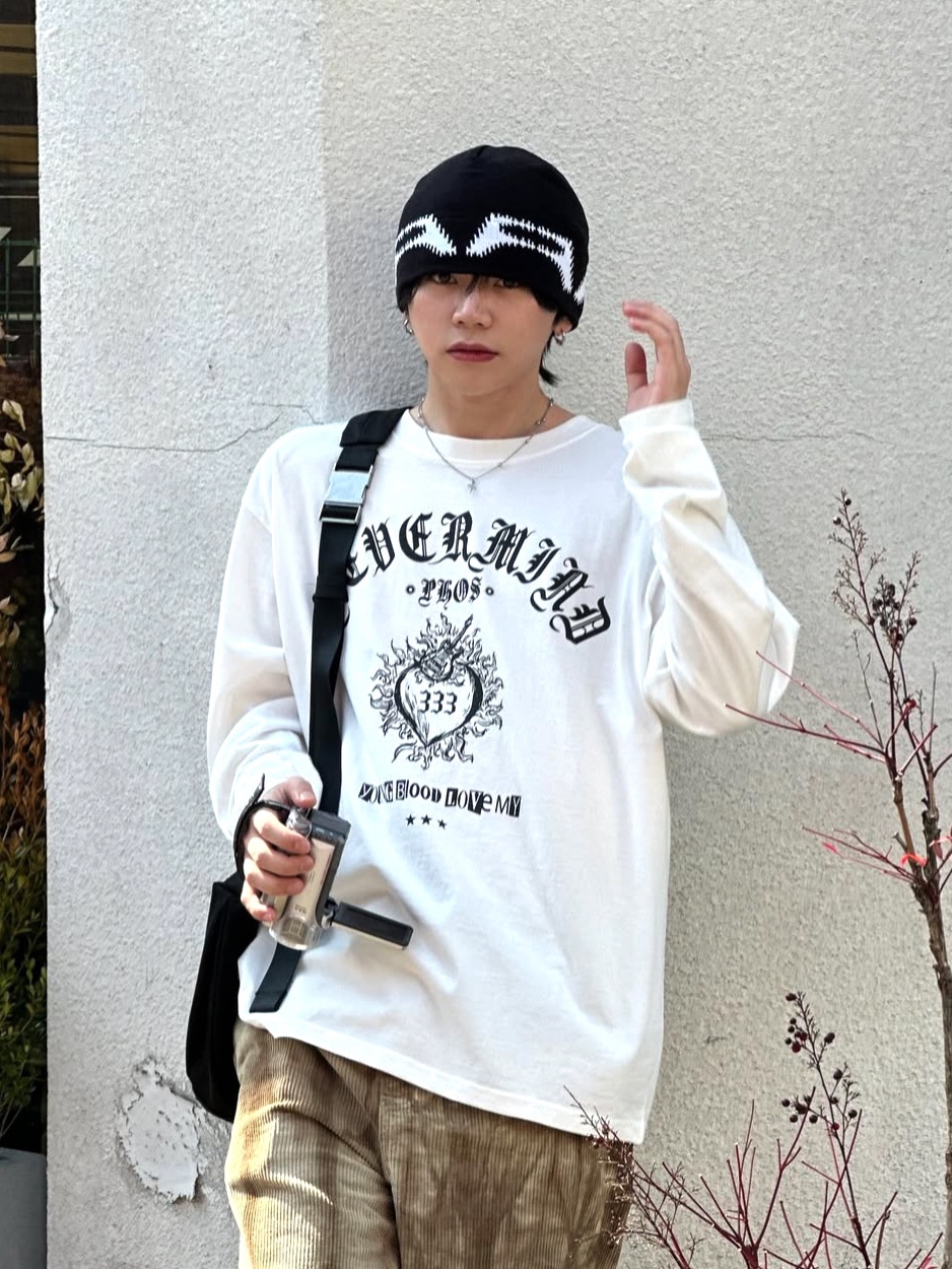 PHOS333 Hazzard 001 Young Heart Long Sleeve White, PHOS333 Hazzard 001 Young Heart Long Sleeve Charcoal 착용 스타일 - 1