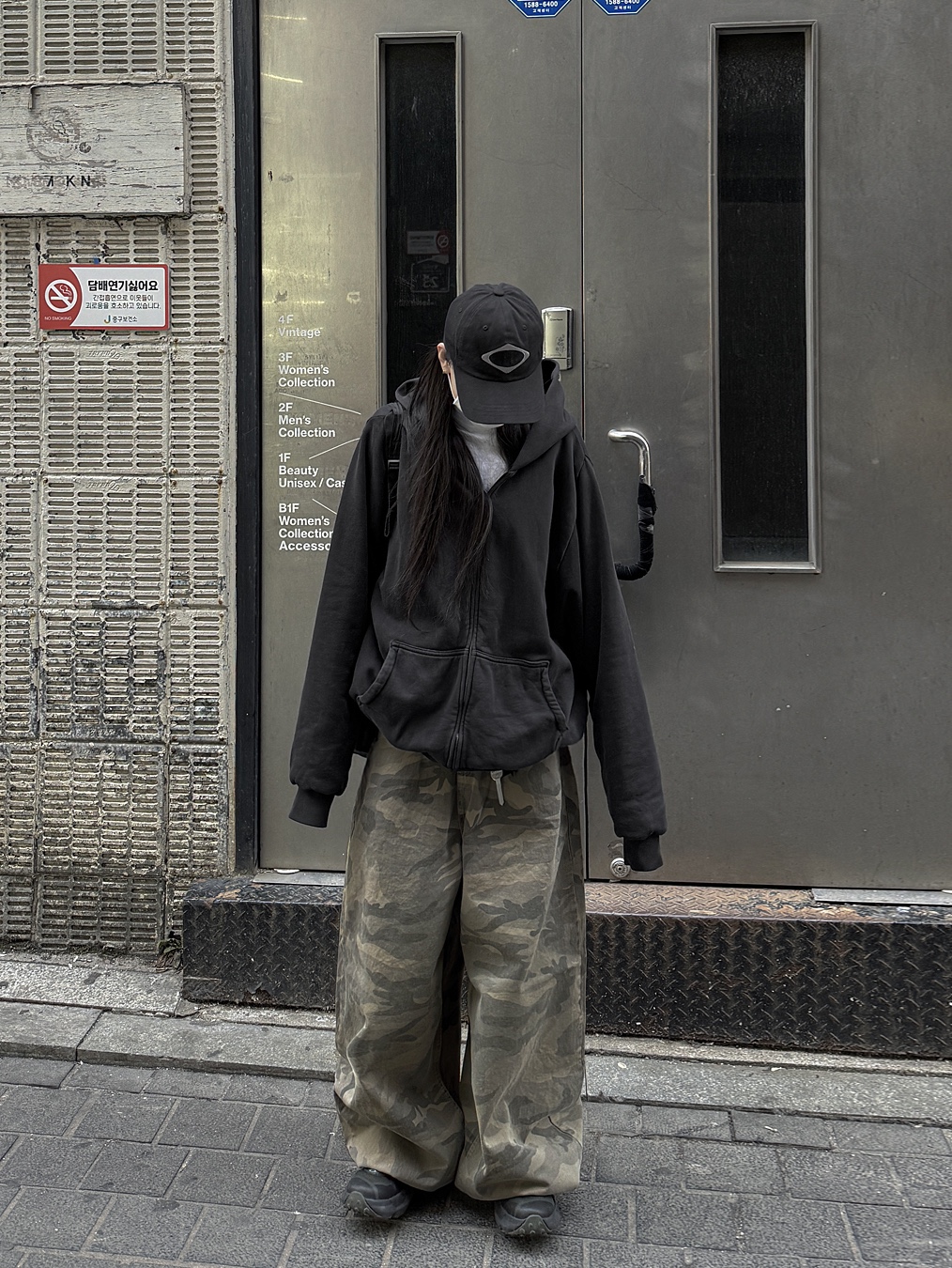 Yeezy YZY Zip-Up Hoodie Black, Mischief Lightweight Zip Around Backpack Black 착용 스타일 - 1