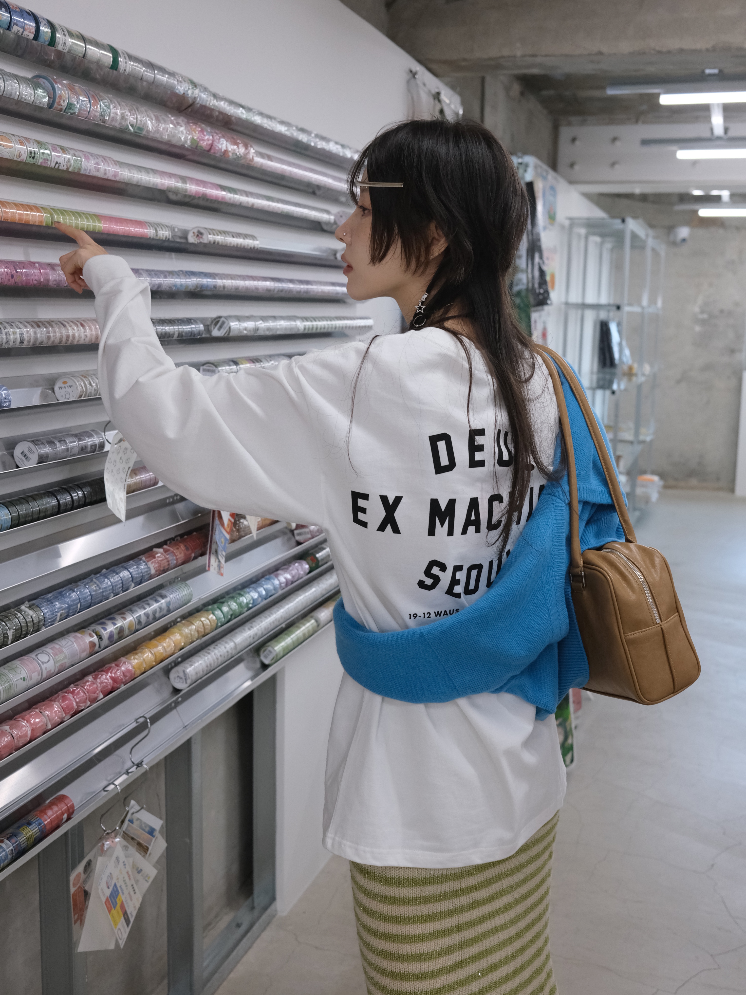Deus Ex Machina Seoul College Long Sleeve T-Shirt White 착용 스타일 - 4