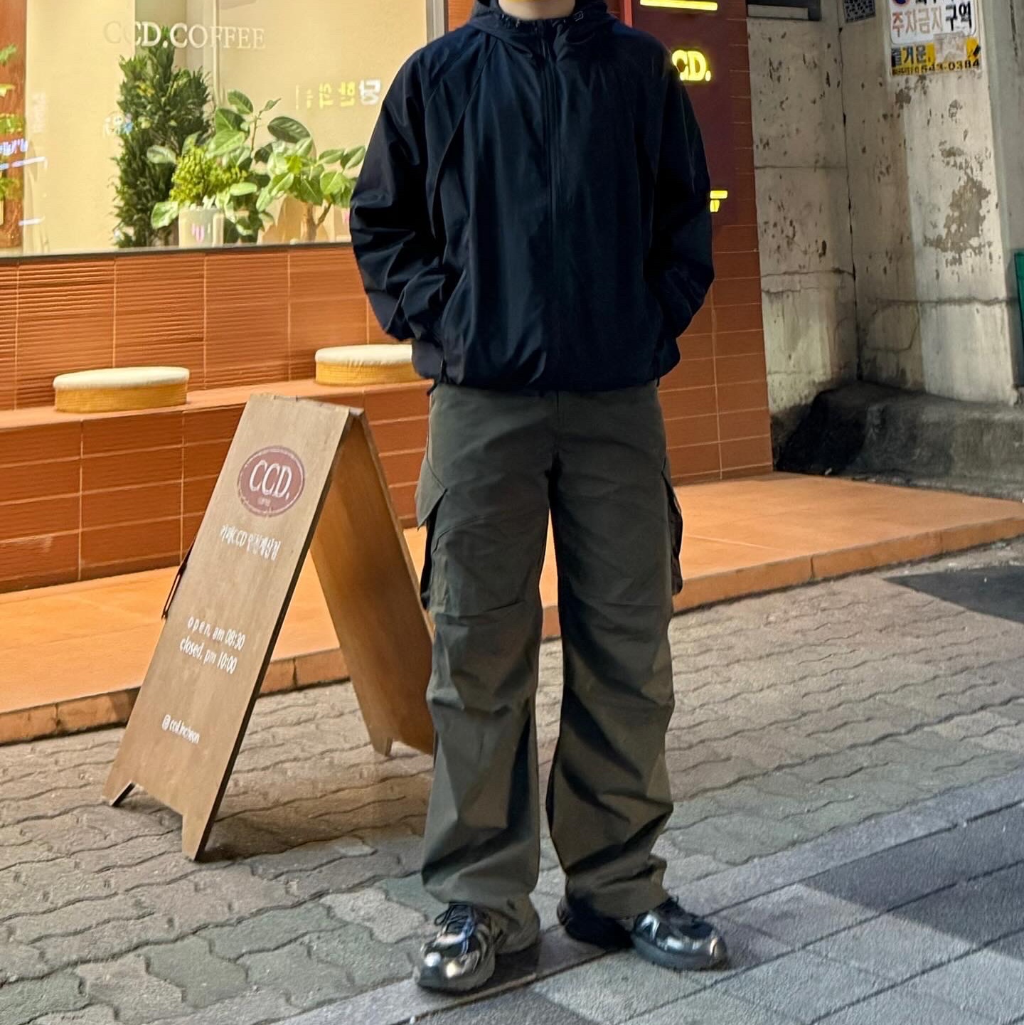 Nike V2K Run Black Anthracite 착용 스타일 - 1