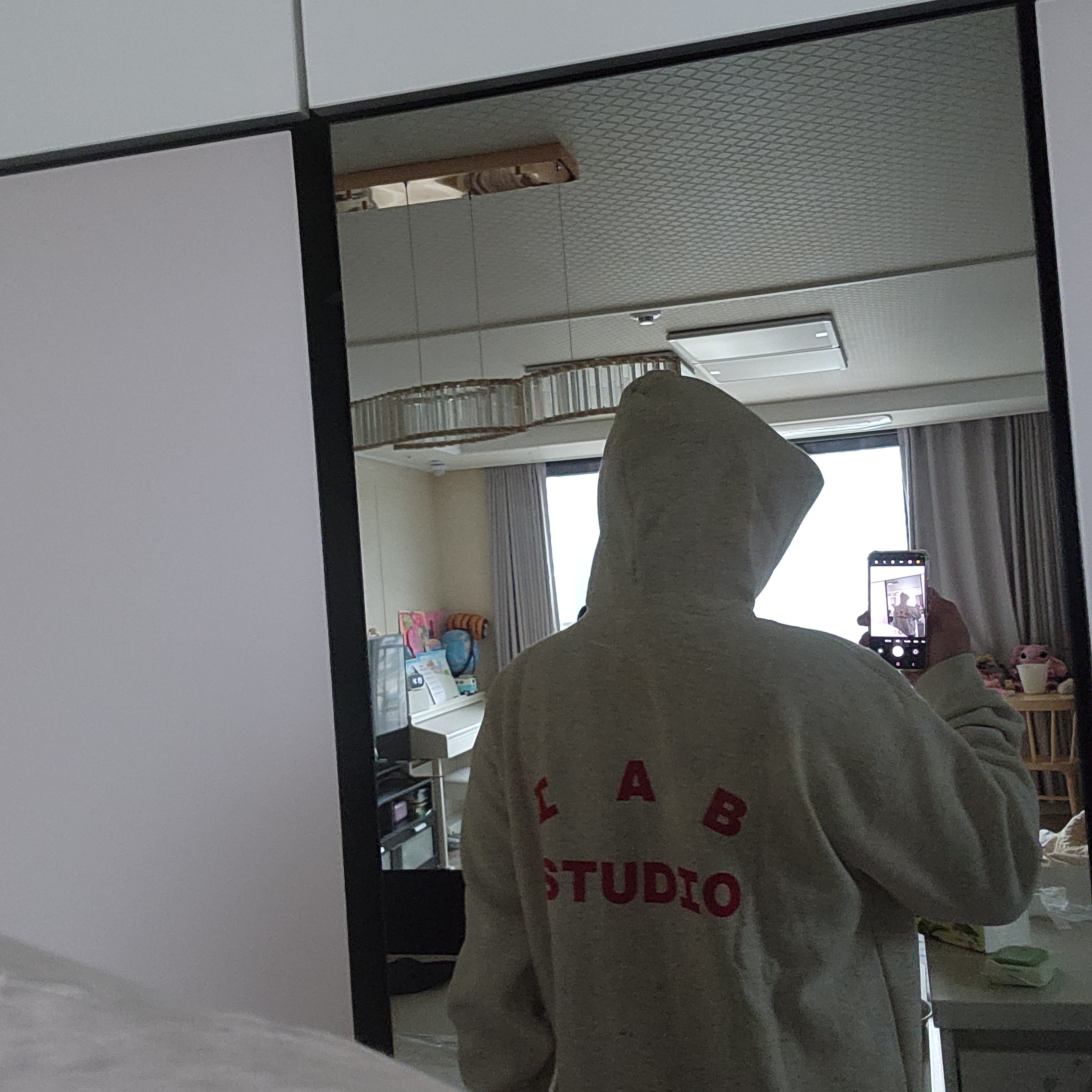 Kia Tigers x IAB Studio V12 Hoodie Ivory 착용 스타일