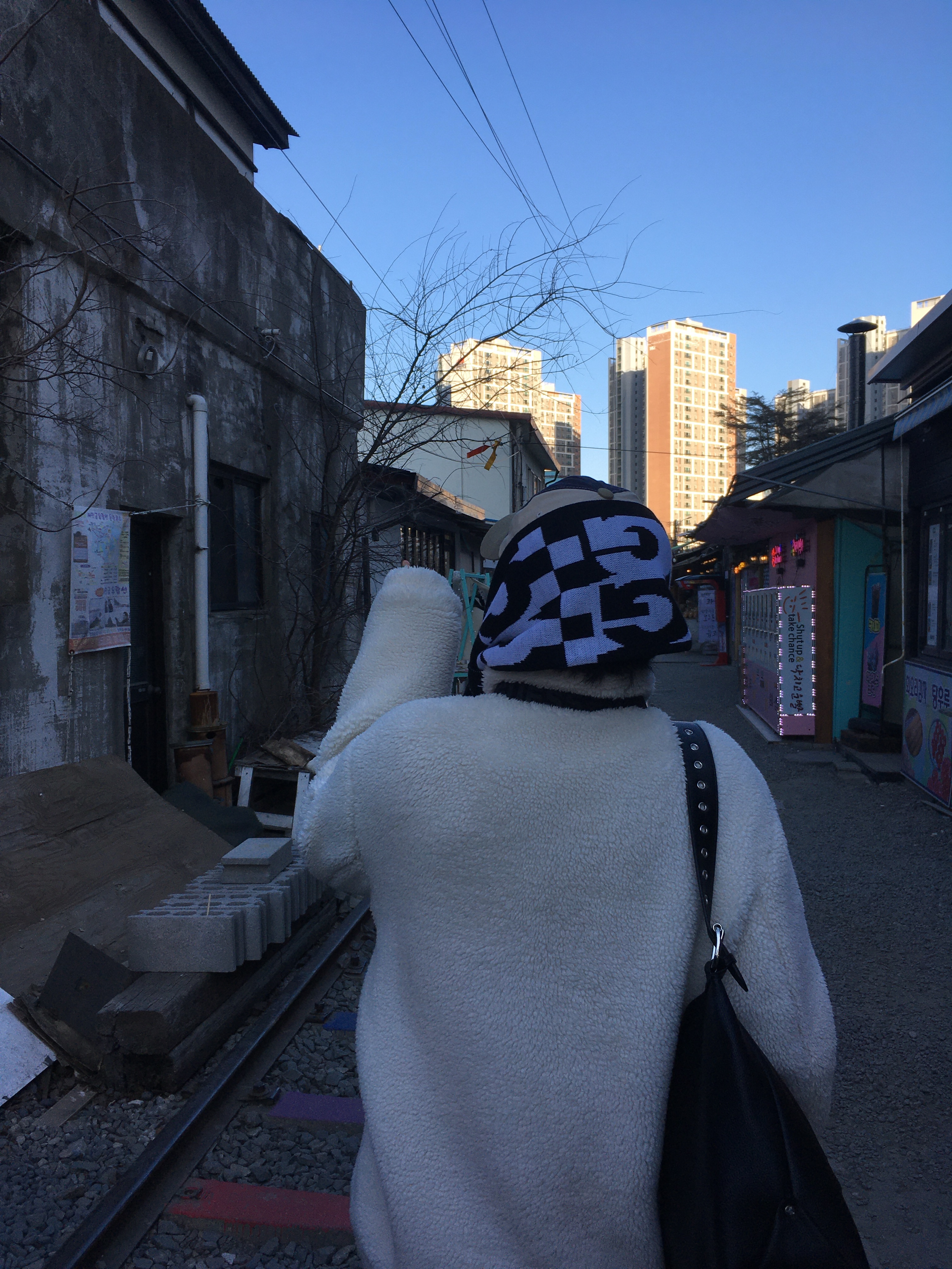 CDG Logo Check Muffler White Black 착용 스타일 - 1