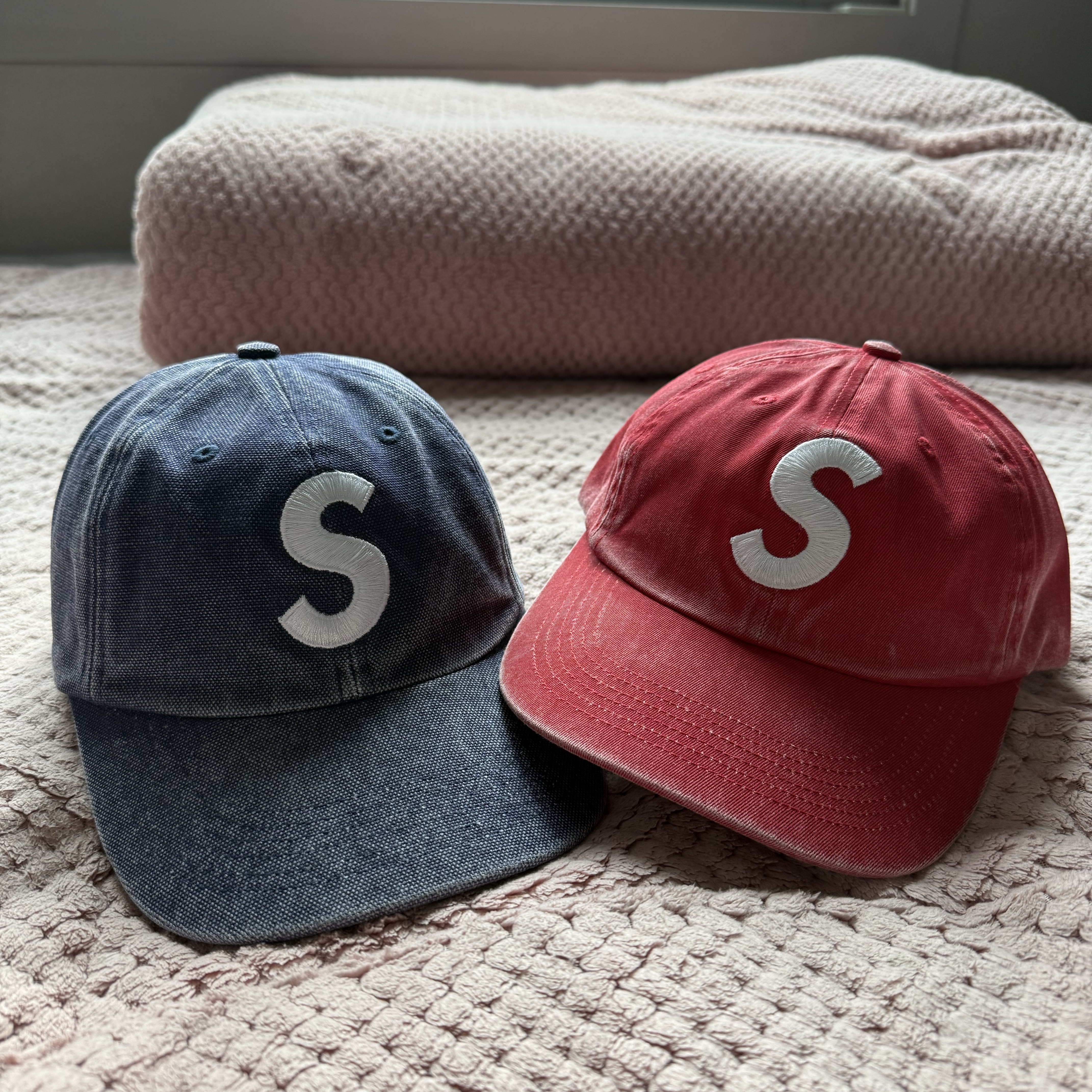 Supreme Pigment Coated S Logo 6-Panel Red - 25SS, Supreme Pigment S Logo 6-Panel Navy - 24FW 착용 스타일 - 1