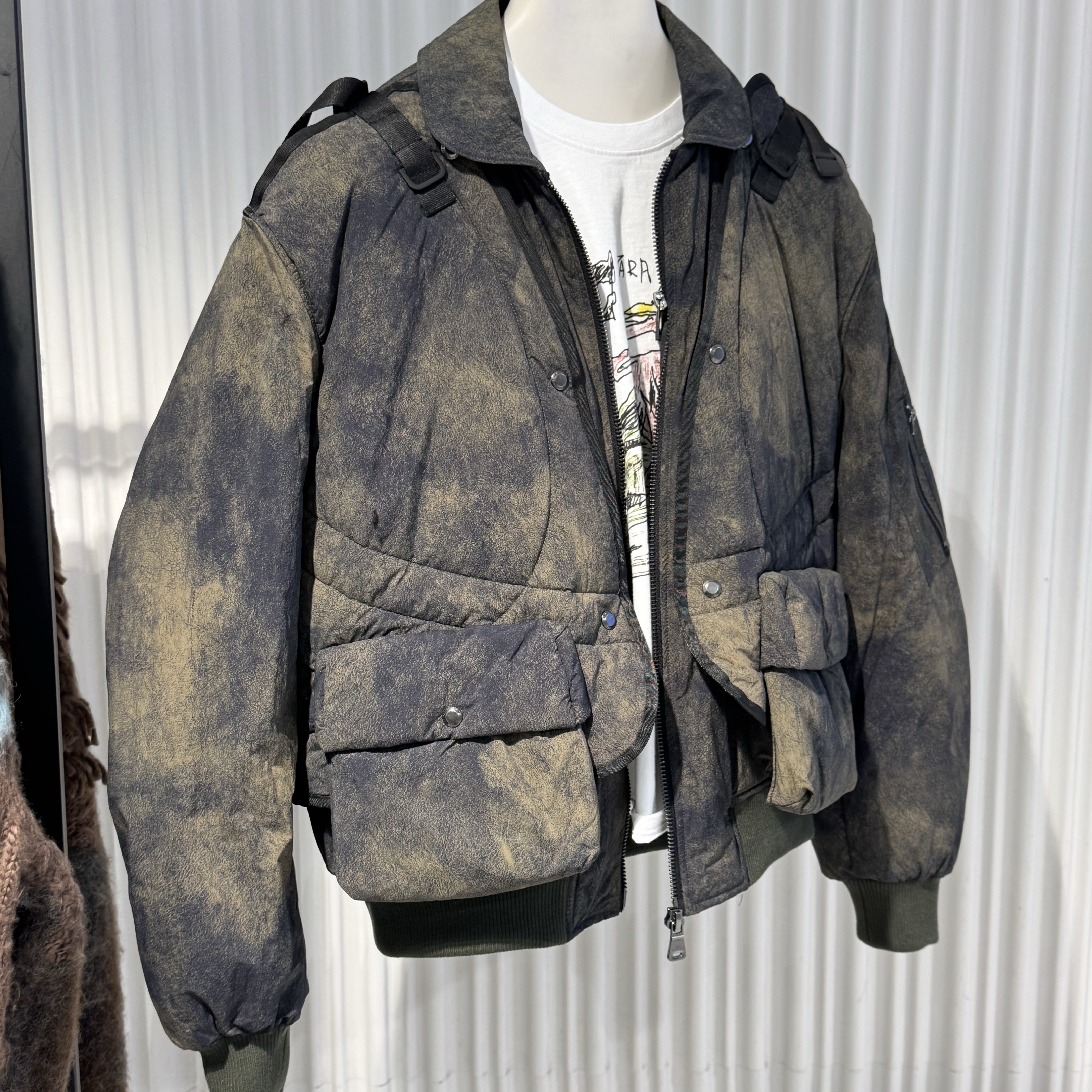 Zara x Andersson Bell Detachable Waistcoat Trench Coat Khaki, Zara x Andersson Bell Quilted Vest Bomber Jacket Khaki 착용 스타일 - 3