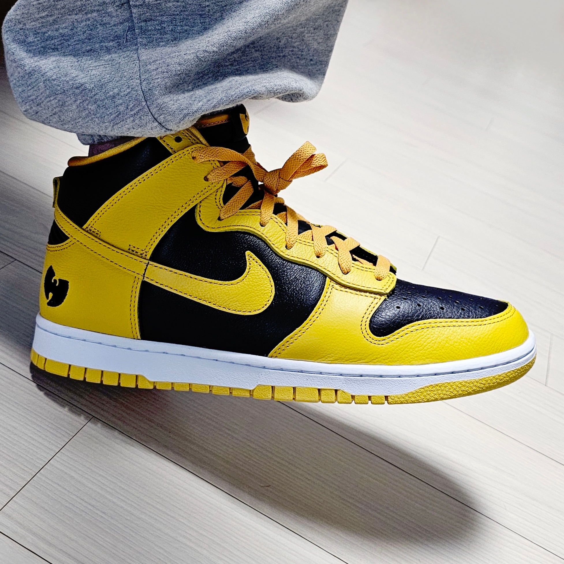 Nike Wu-Tang Clan Dunk High Black and Pollen 착용 스타일