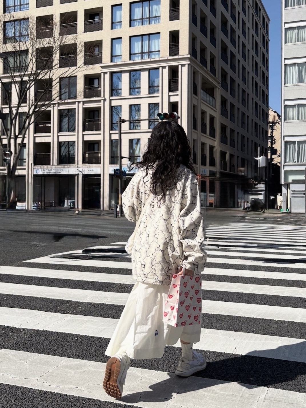 Human Made x Kaws Poncho White - Seoul Store Exclusive, Nike x Sacai VaporWaffle White and Gum 착용 스타일