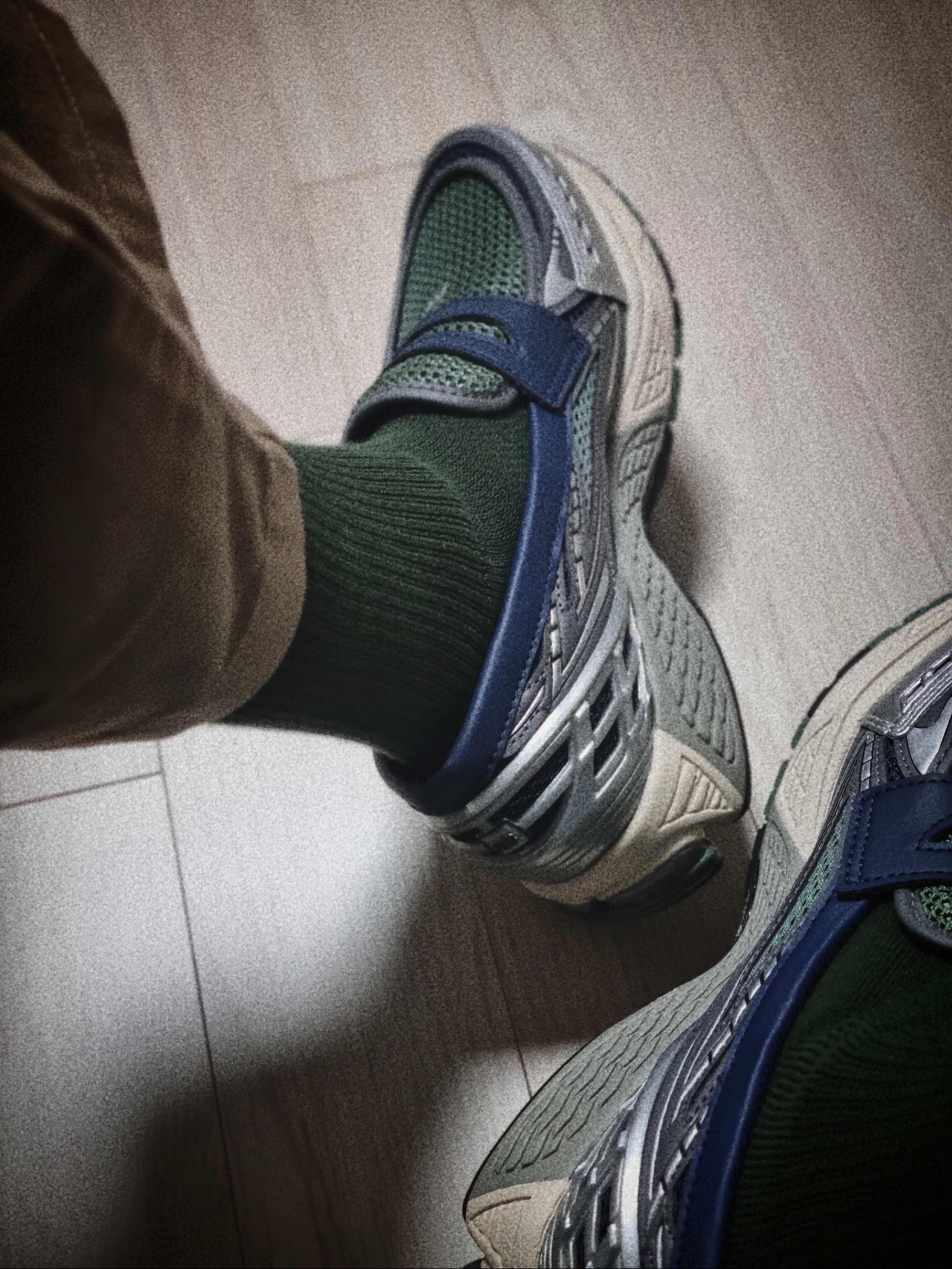 New Balance 1906L Silver Metallic Navy 착용 스타일