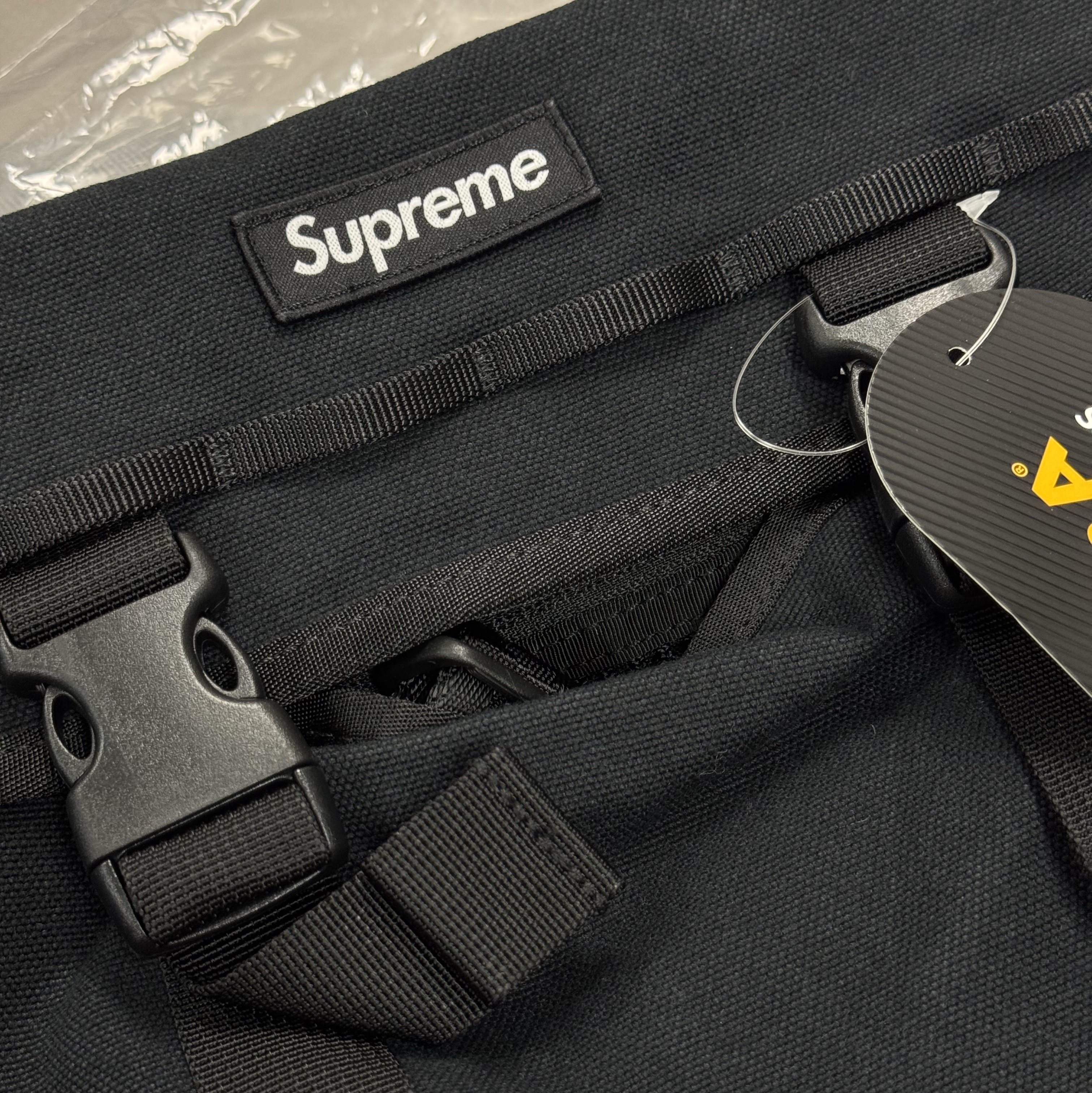 Supreme Mini Messenger Bag Black - 25SS 착용 스타일