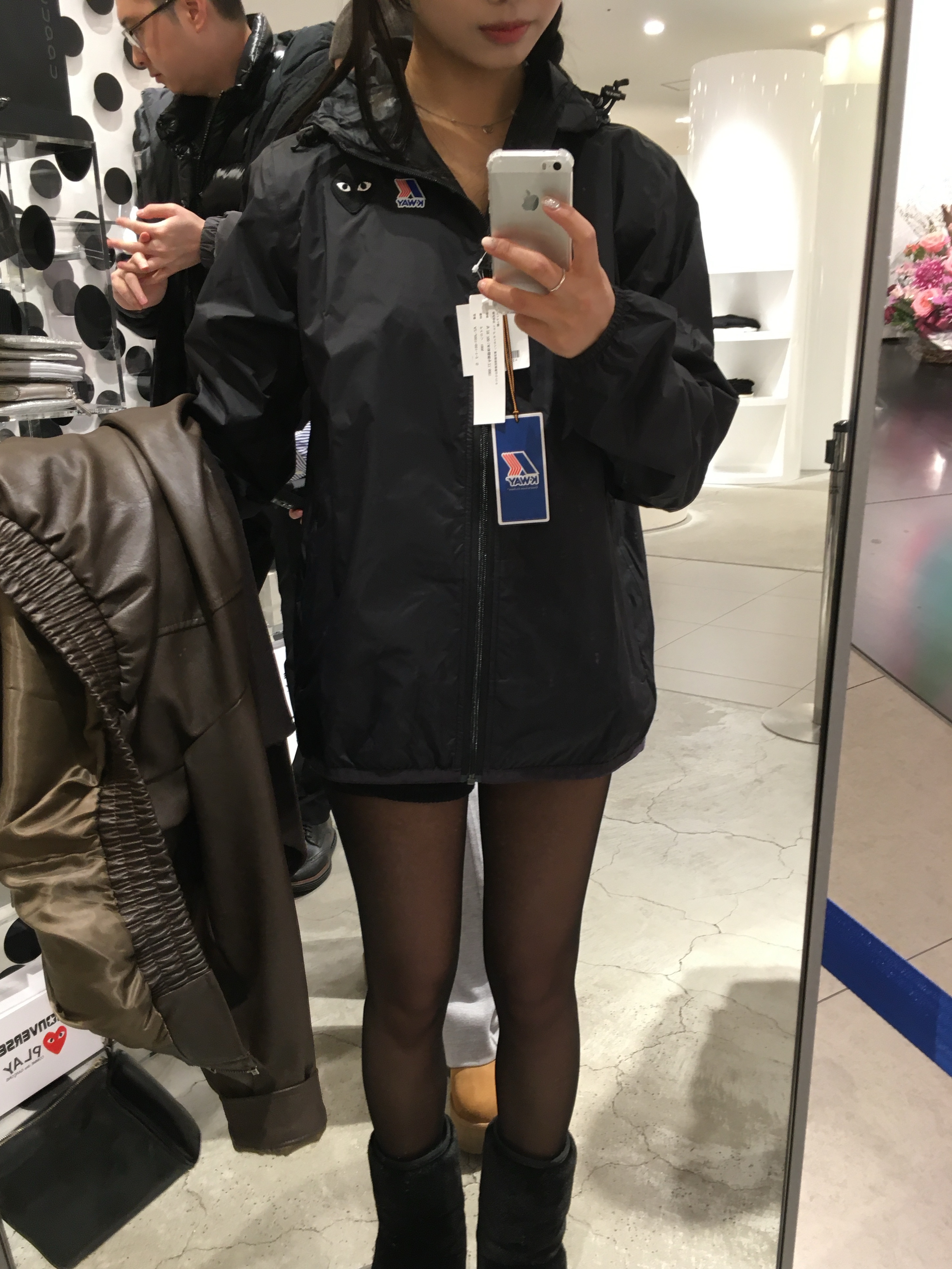 플레이 꼼데가르송 x 까웨 풀 집 자켓 블랙 착용 스타일