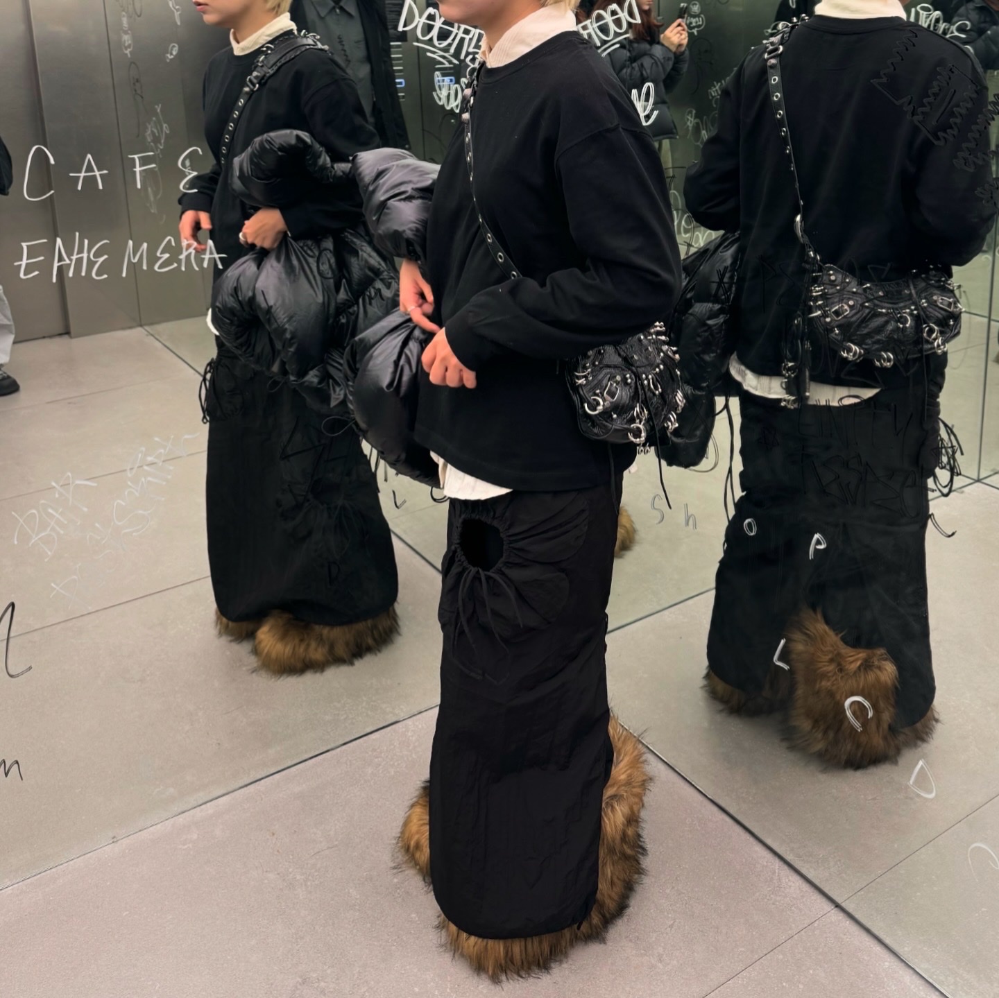 Balenciaga Arena Lambskin Le Cagole XS Shoulder Bag Black 착용 스타일
