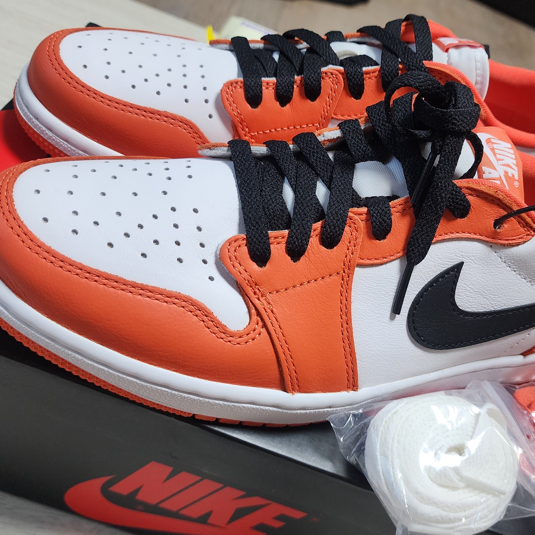 Jordan 1 Low OG Starfish 착용 스타일 - 2