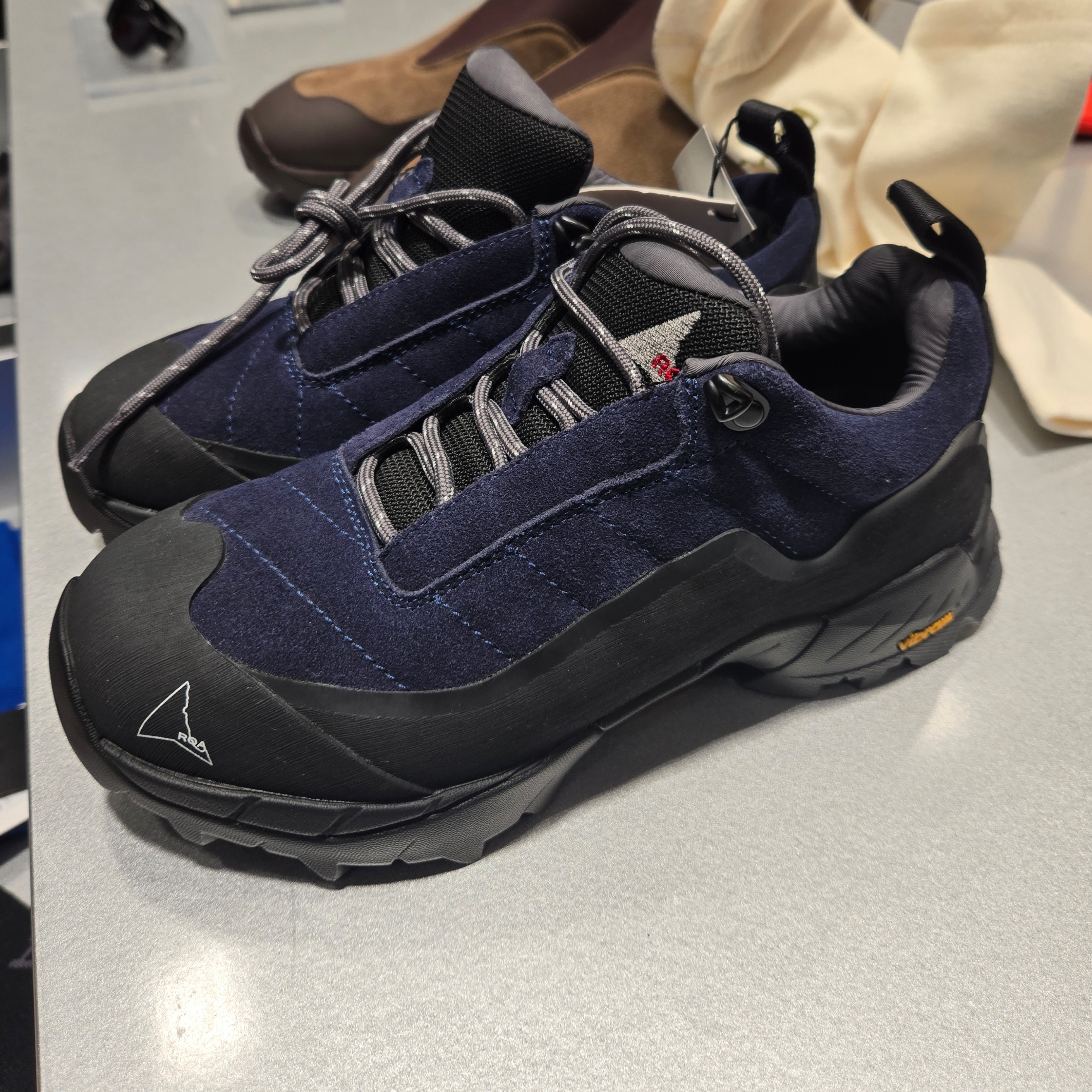Roa Hiking Katharina Midnight Blue Black 착용 스타일