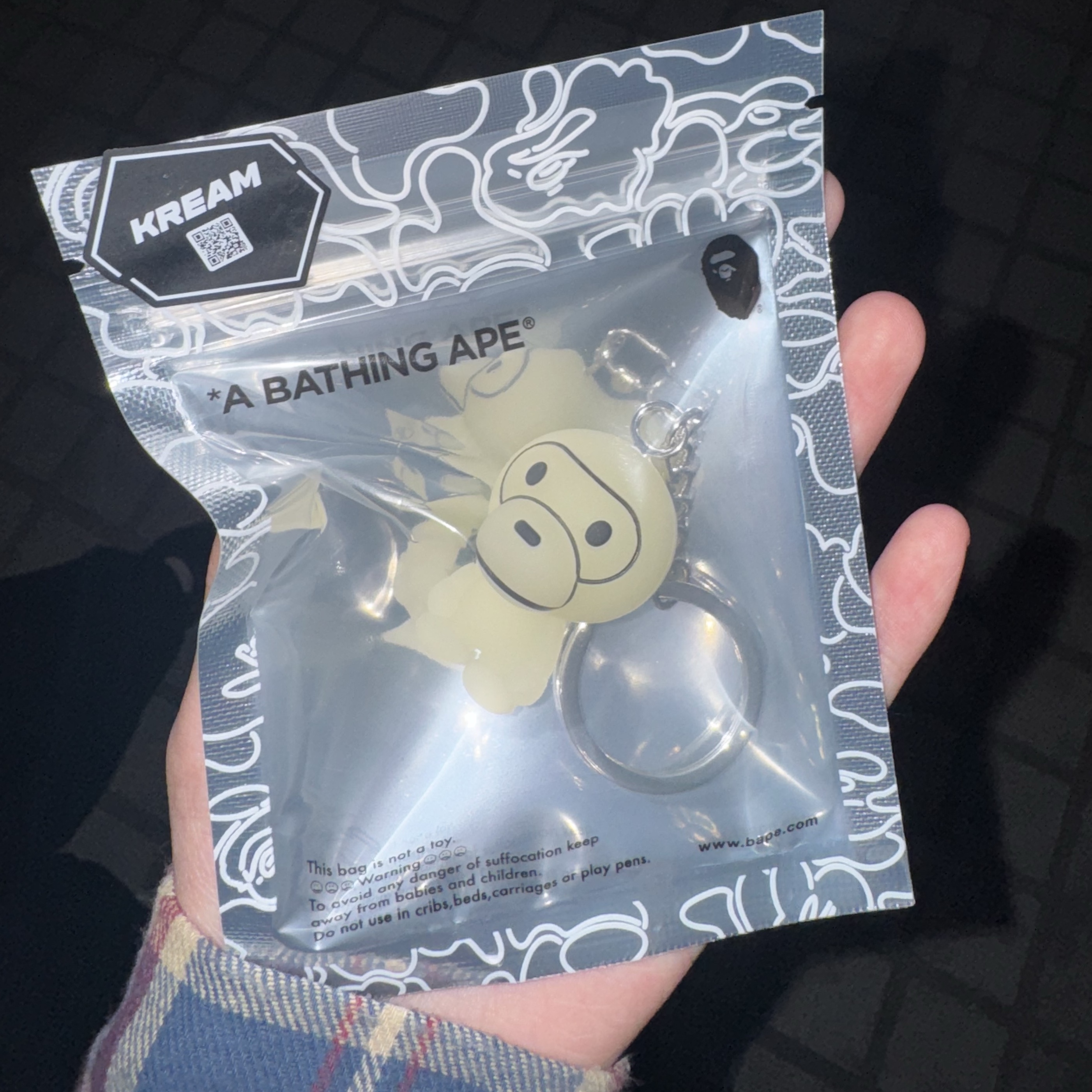 BAPE Glow in The Dark Baby Milo Keychain Green 착용 스타일 - 1