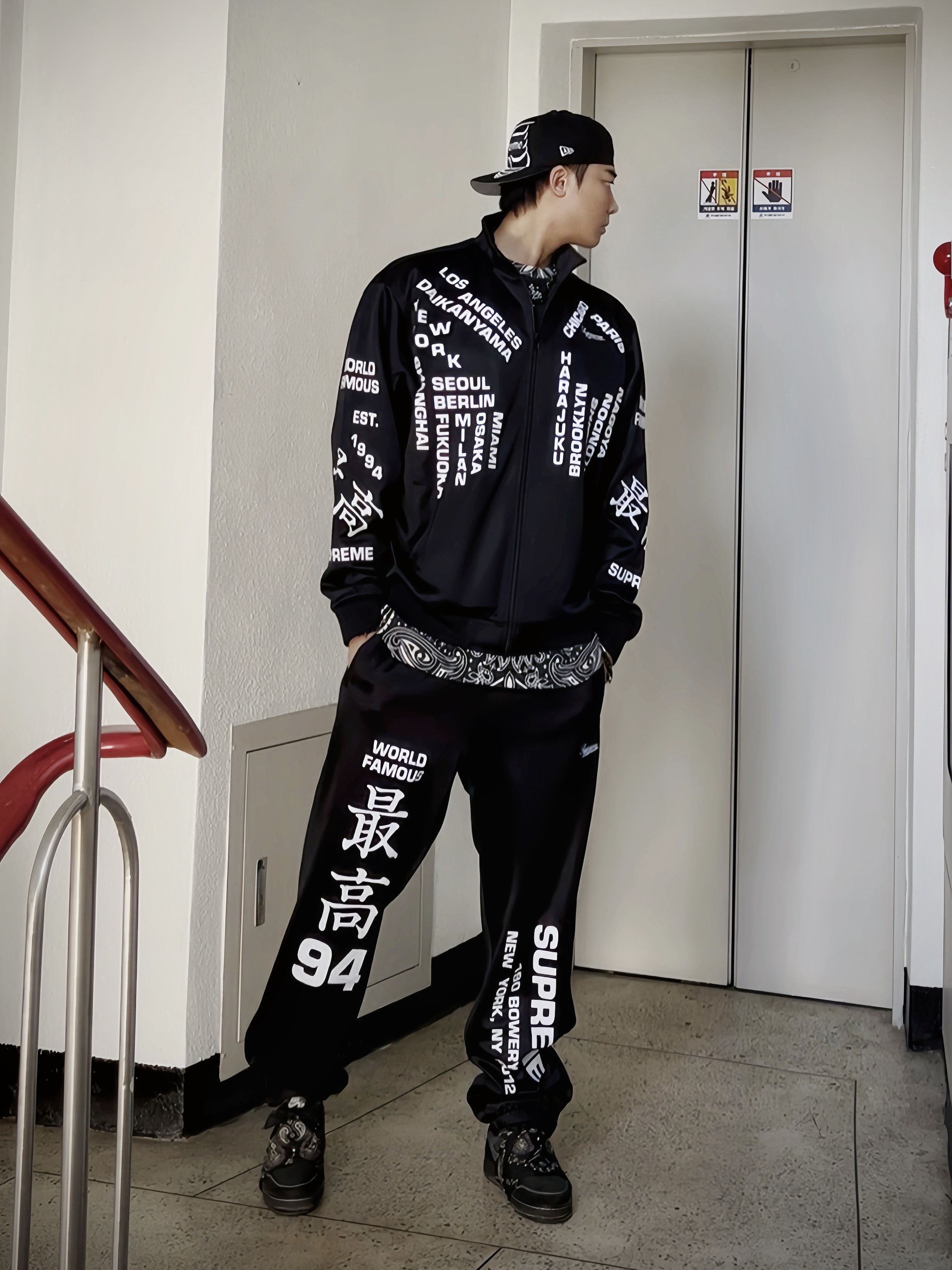 Supreme Bones Box Logo New Era Black - 25SS, Supreme Small Box T-Shirt Black Bandana - 21SS 착용 스타일 - 1