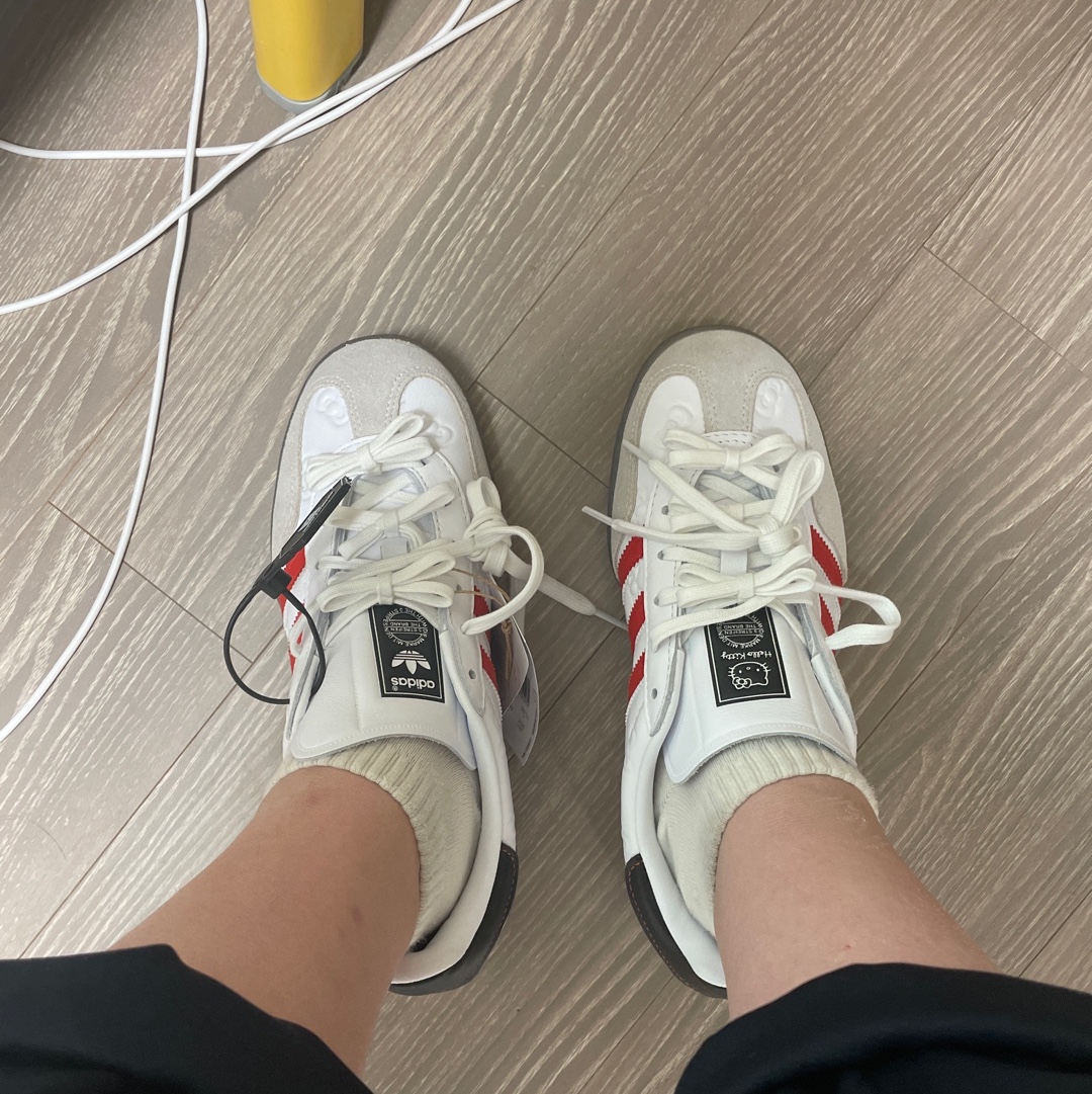 (W) Adidas x Hello Kitty Gazelle Indoor Cloud White Red 착용 스타일