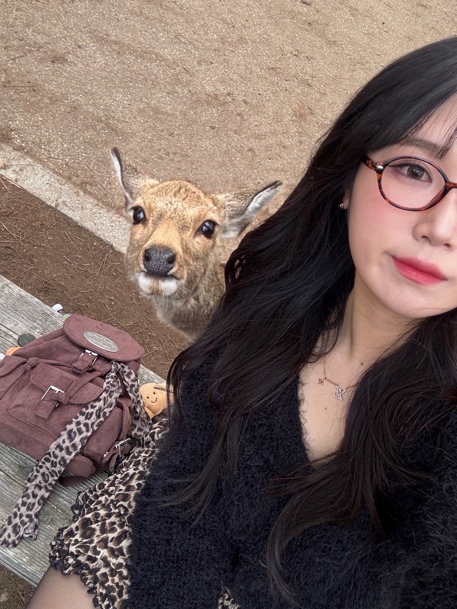 라츠유 노스텔지아 츄비 백팩 브라운, 젤리캣 어뮤저블 크루아상 백 참 브라운 착용 스타일 - 2