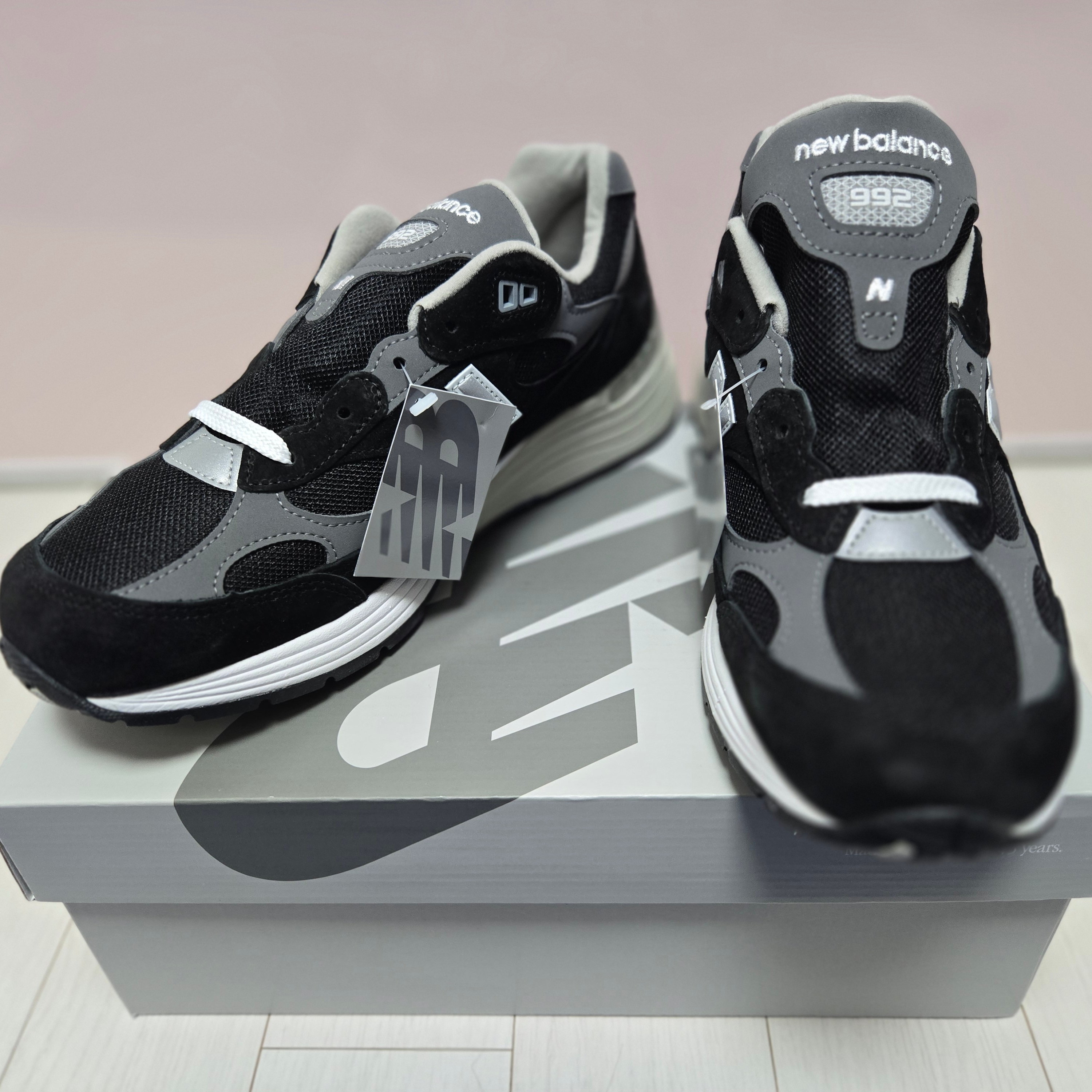 New Balance 992 Made in USA Core Black Grey 착용 스타일 - 3