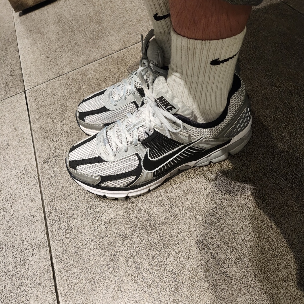 Nike Zoom Vomero 5 Metallic Silver Black 착용 스타일 - 1