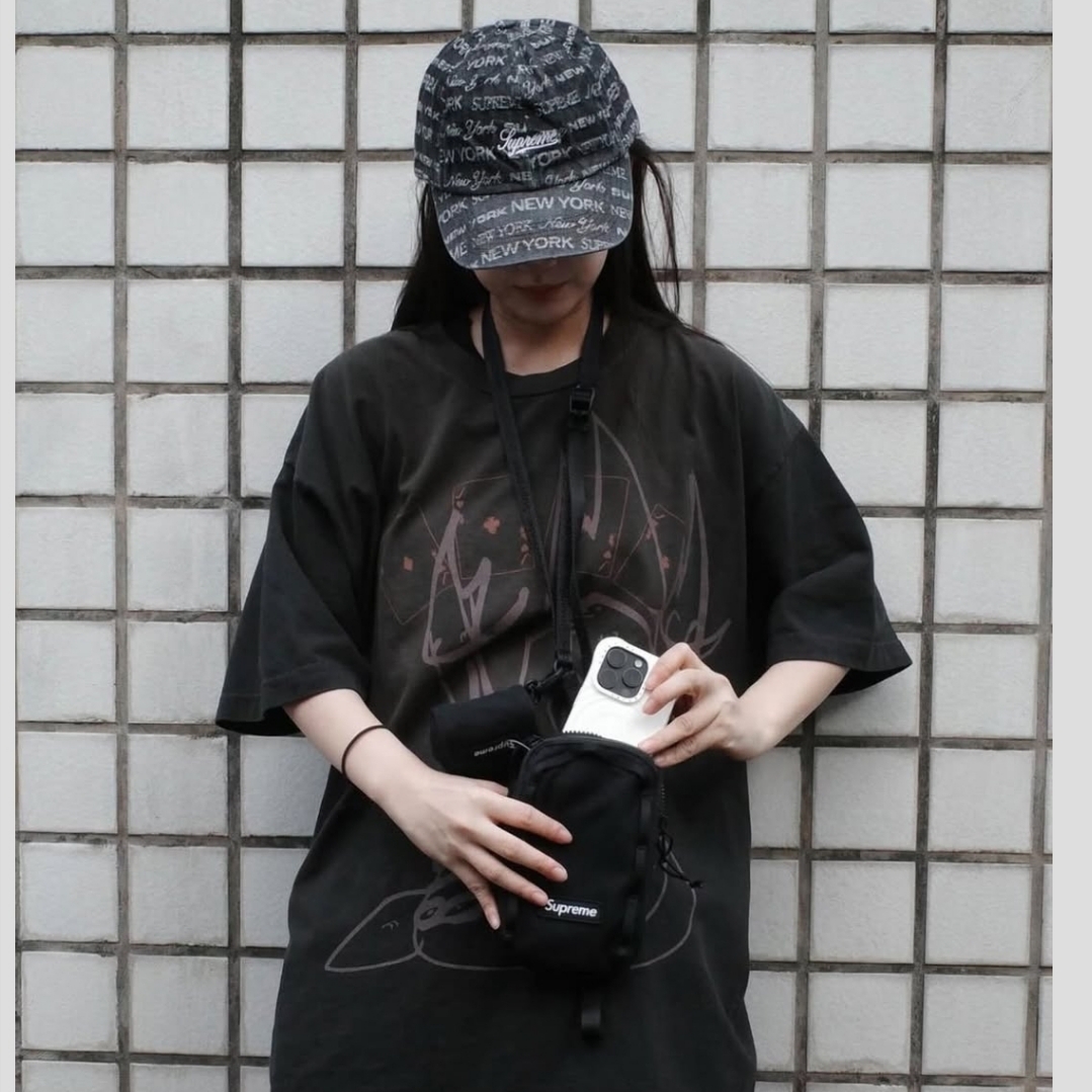 Supreme Camera Bag + Mini Pouch Black - 25SS 착용 스타일 - 1