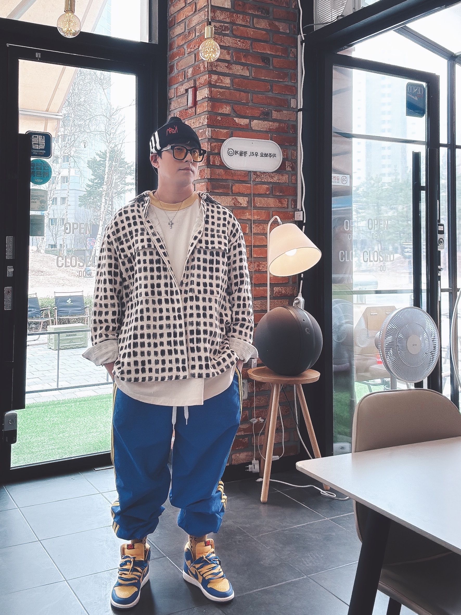 아디다스 x 콘 비니 블랙, (W) 조던 1 레트로 하이 OG 게임 로얄 앤 바시티 메이즈 착용 스타일 - 3
