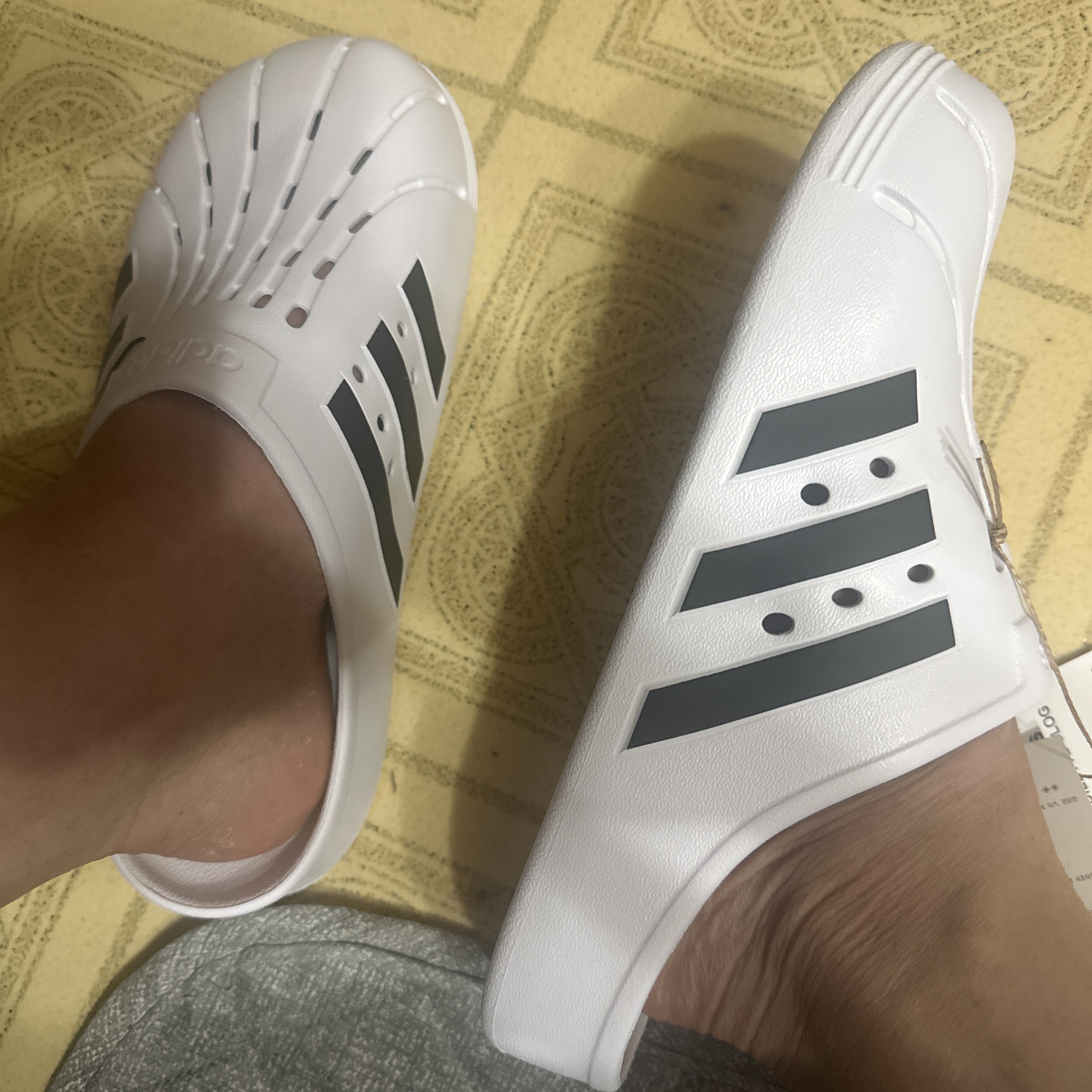 Adidas Adilette Clog White Black 착용 스타일