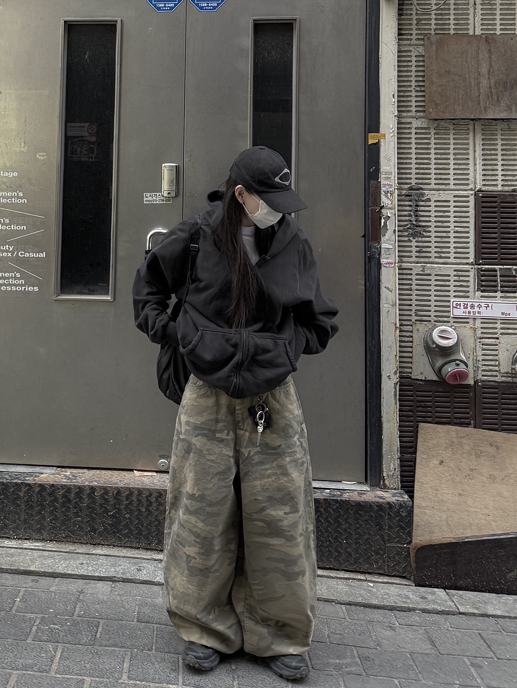 Yeezy YZY Zip-Up Hoodie Black, Mischief Lightweight Zip Around Backpack Black 착용 스타일 - 2