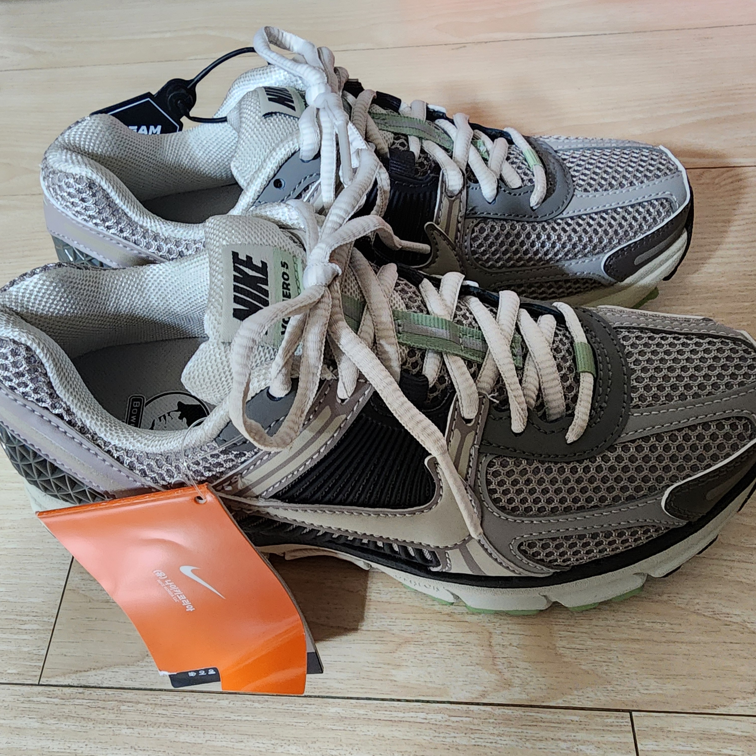 (W) Nike Zoom Vomero 5 Cobblestone and Flat Pewter 착용 스타일 - 3