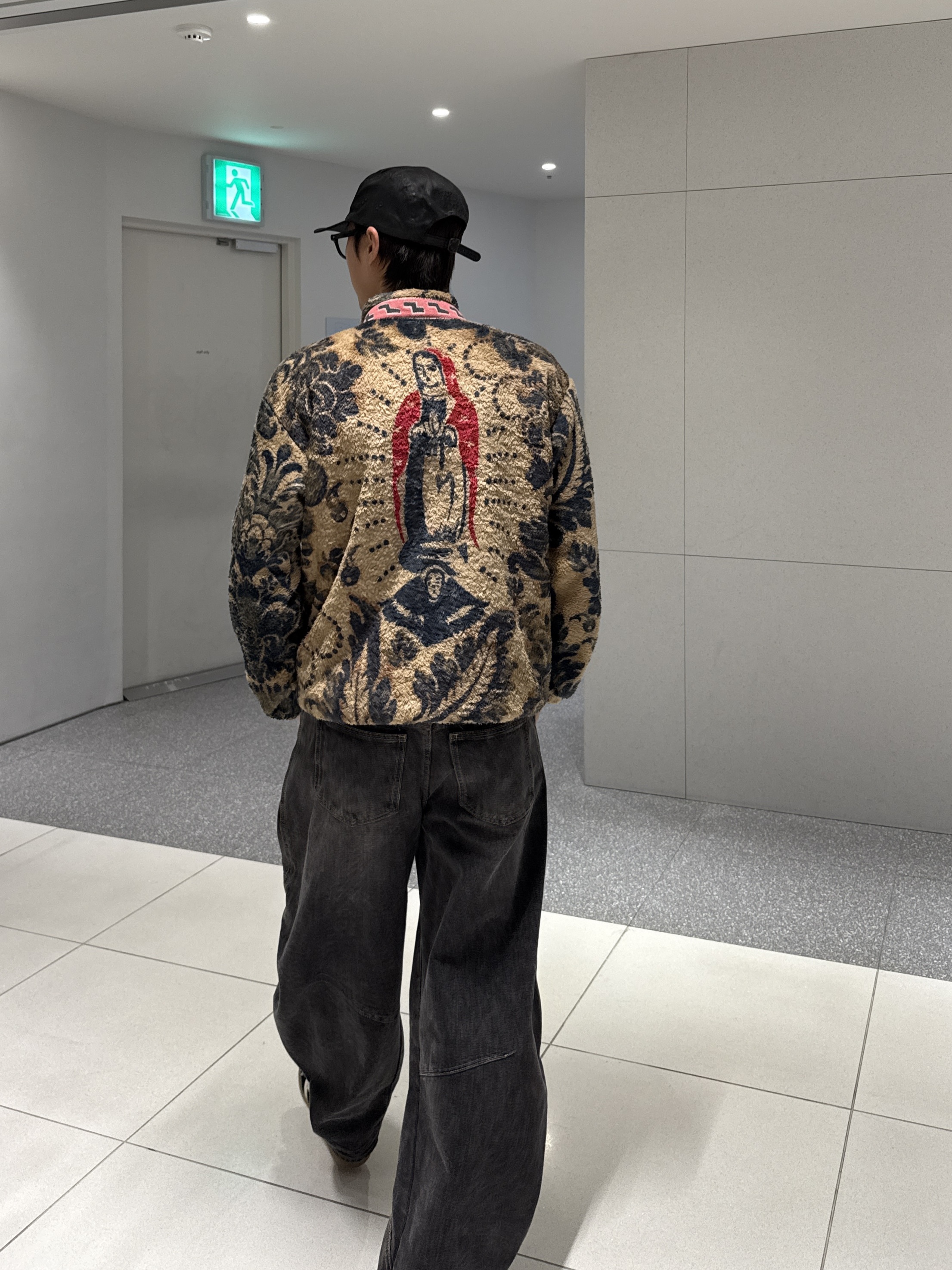 Supreme x MM6 Maison Margiela Painted Camp Cap Black - 24SS, Kapital Damask Pattern Maria Fleece Zip Blouson Beige 착용 스타일 - 2