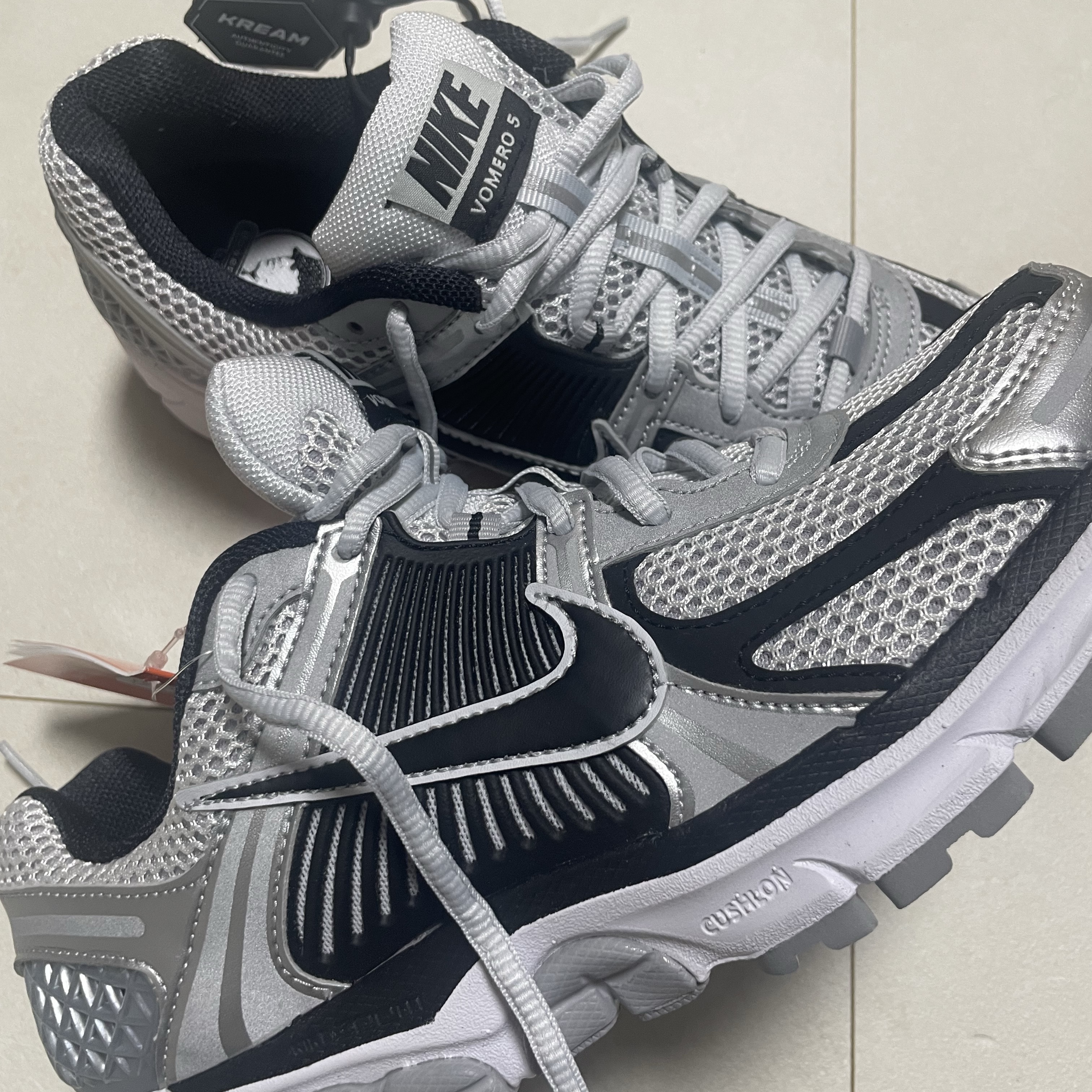 Nike Zoom Vomero 5 Metallic Silver Black 착용 스타일
