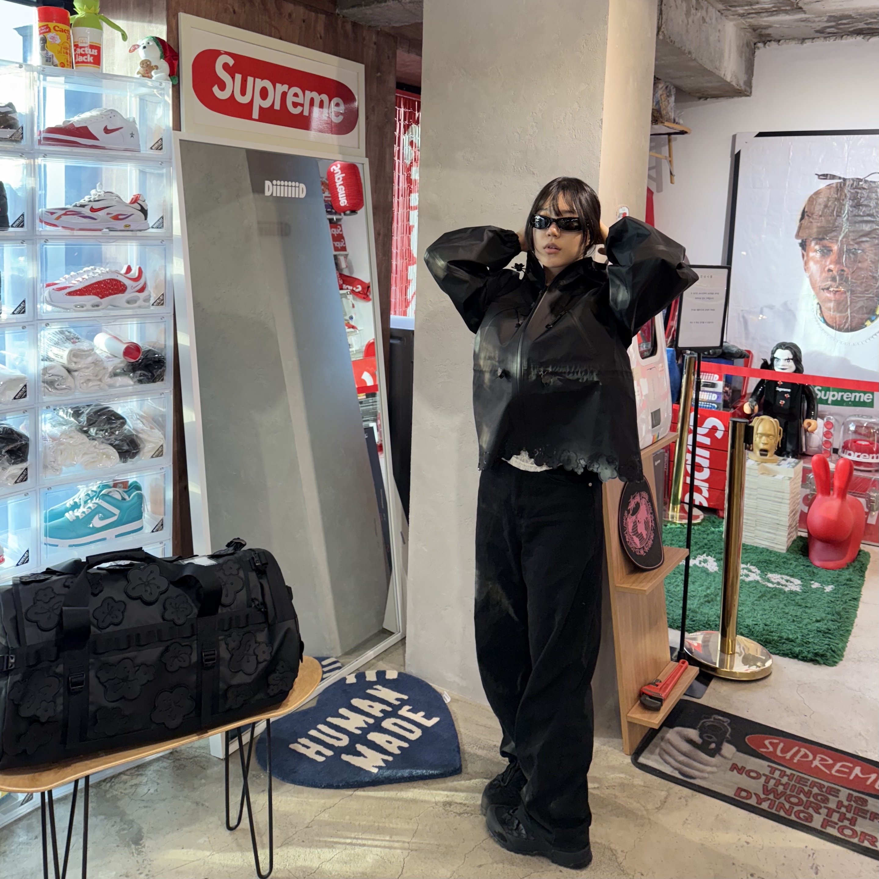 The North Face x Cecilie Bahnsen Base Camp Duffle M Black, The North Face x Cecilie Bahnsen Glenclyffe Gaiter TNF Black 착용 스타일 - 1