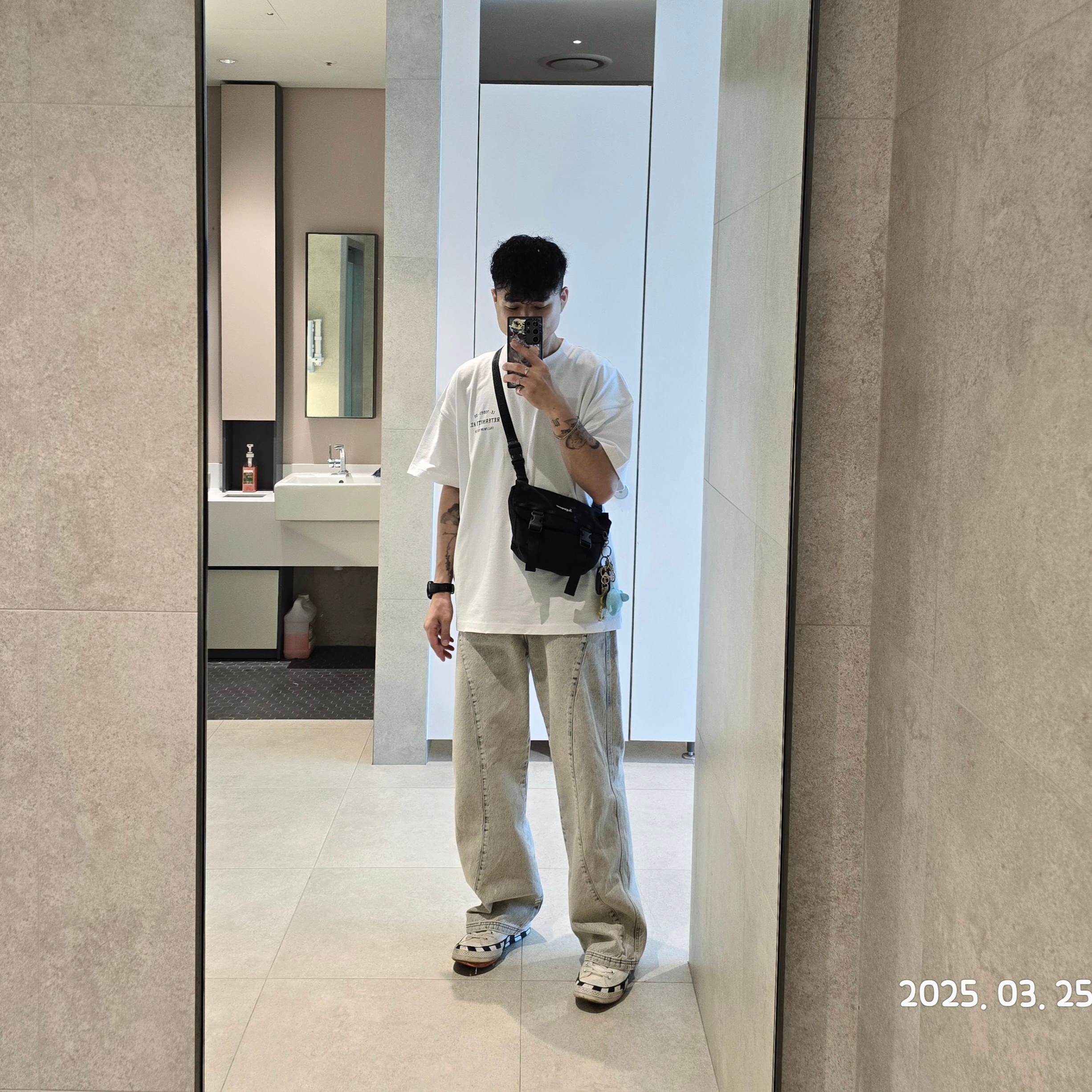 Supreme Mini Messenger Bag Black - 25SS, Reternity Elaine Denim Sand Washed - 24FW 착용 스타일