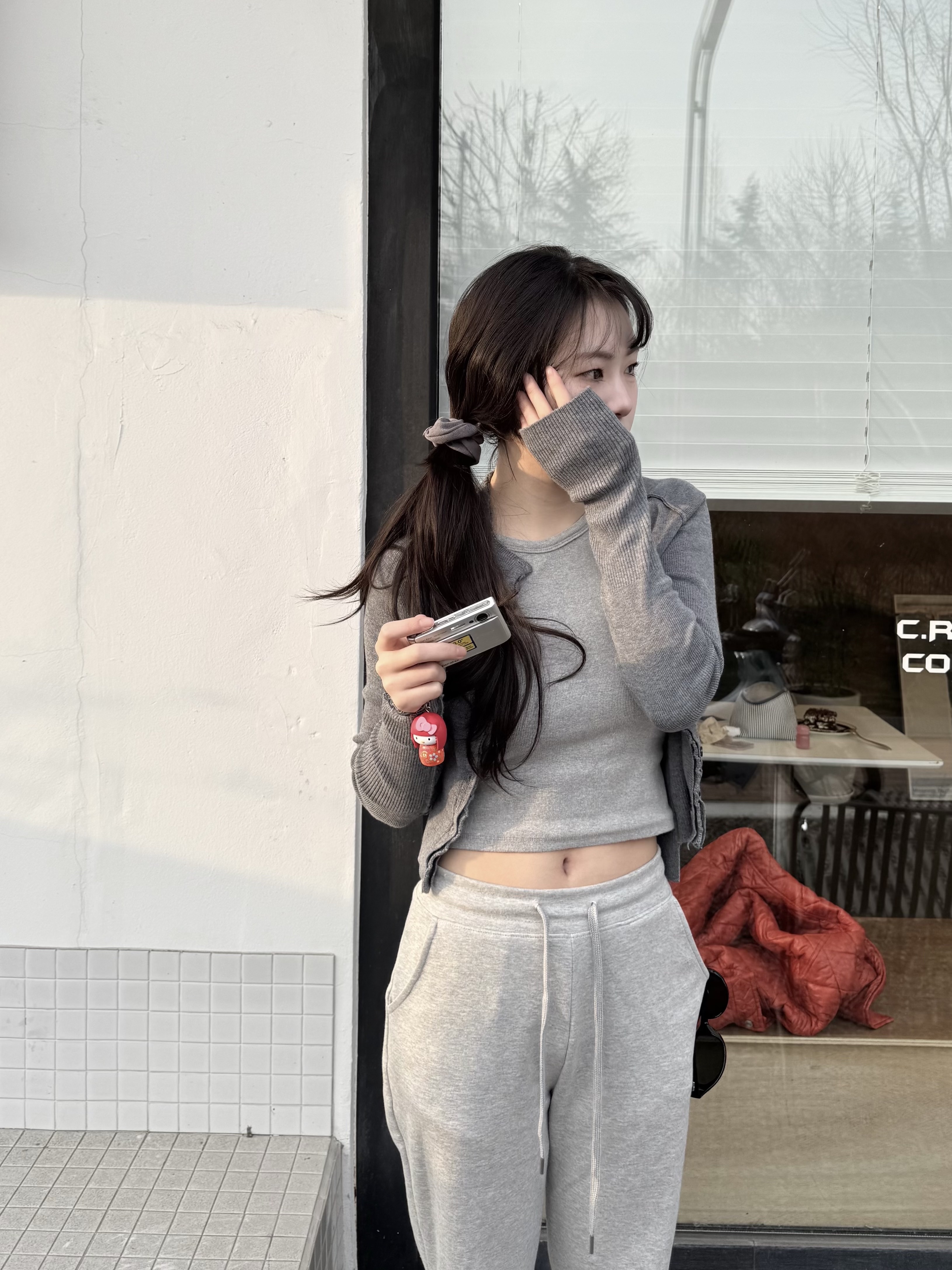 뉴발란스 2002R 프리미엄 빈티지 그레이 착용 스타일 - 3