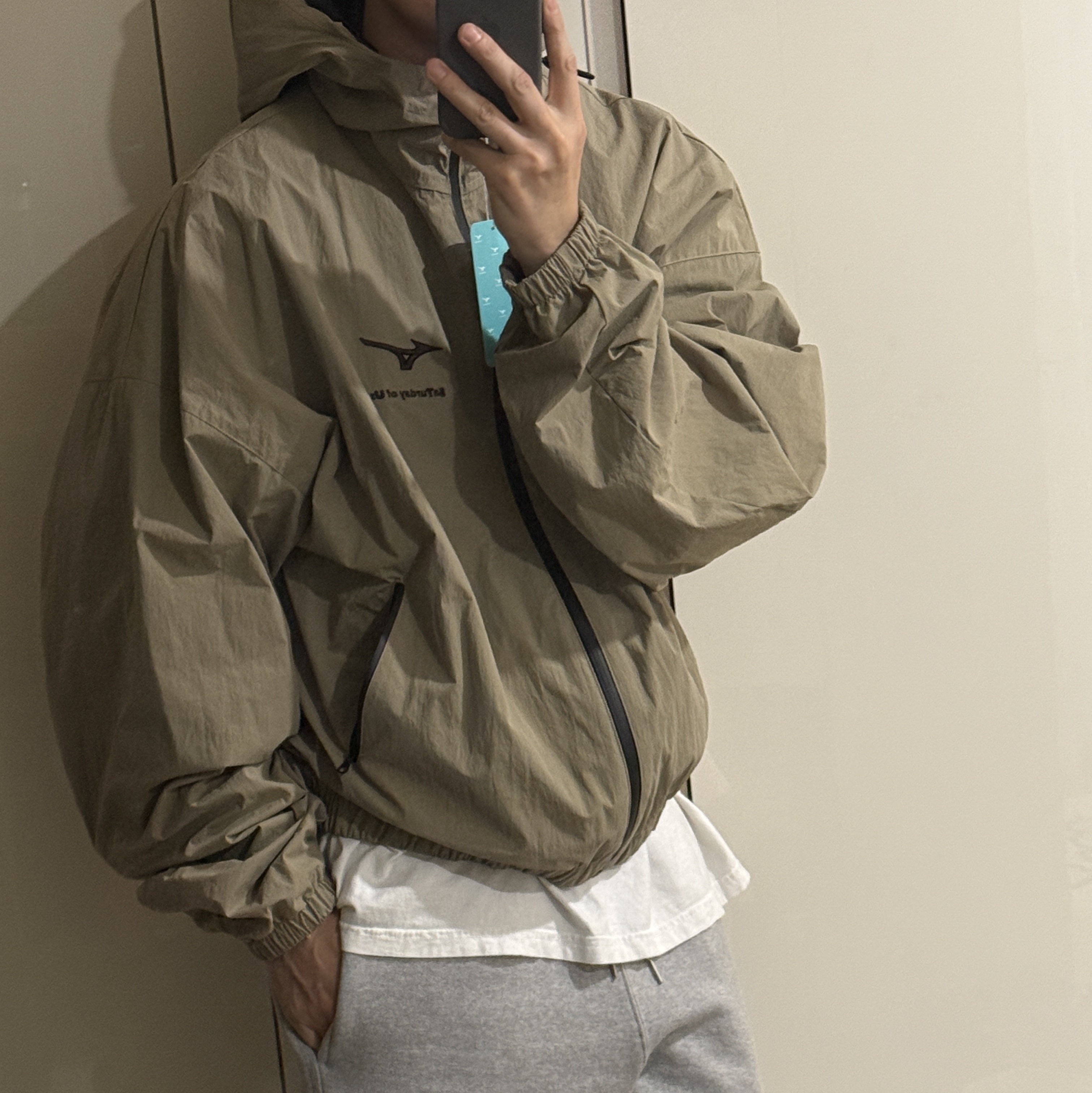 STU X MIZUNO Wind Breaker Beige 착용 스타일 - 1