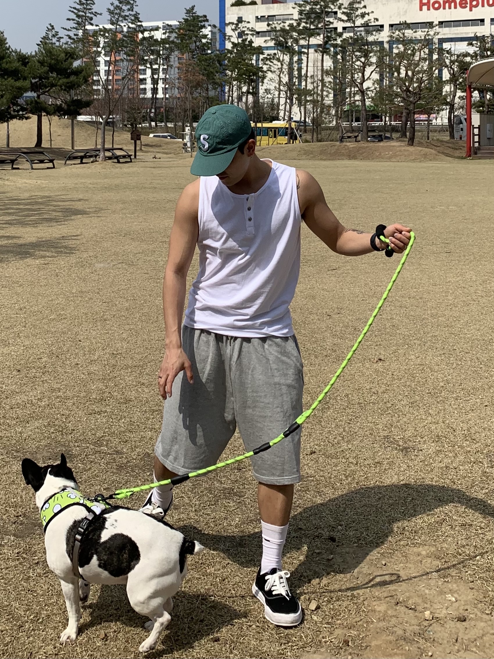 메종 미하라 야스히로 베이커 OG 솔 캔버스 로우 컷 스니커즈 블랙, 슈프림 피그먼트 프린트 S 로고 6-패널 캡 그레이 - 22FW 착용 스타일 - 1