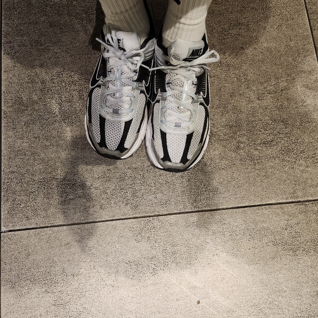 Nike Zoom Vomero 5 Metallic Silver Black 착용 스타일 - 2
