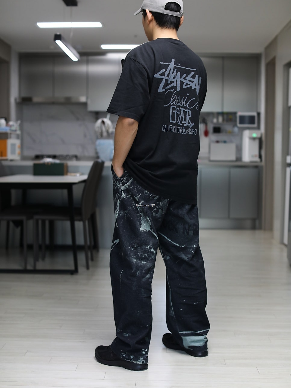 Stussy Pigment Dyed Classic Gear T-Shirt Black, Asics Jog 100 2 Black 착용 스타일