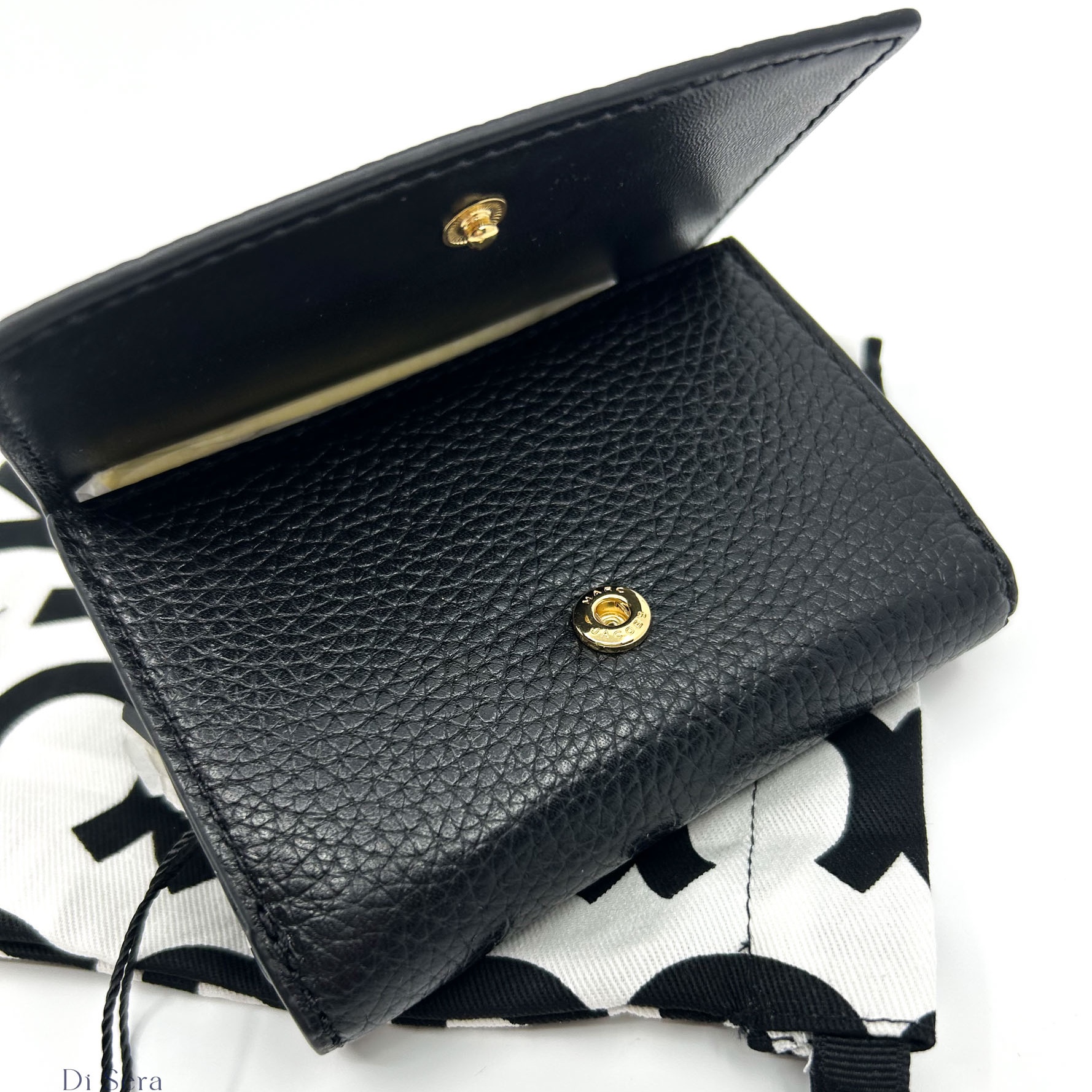 Marc Jacobs Logo Leather Compact Wallet Black 착용 스타일 - 2