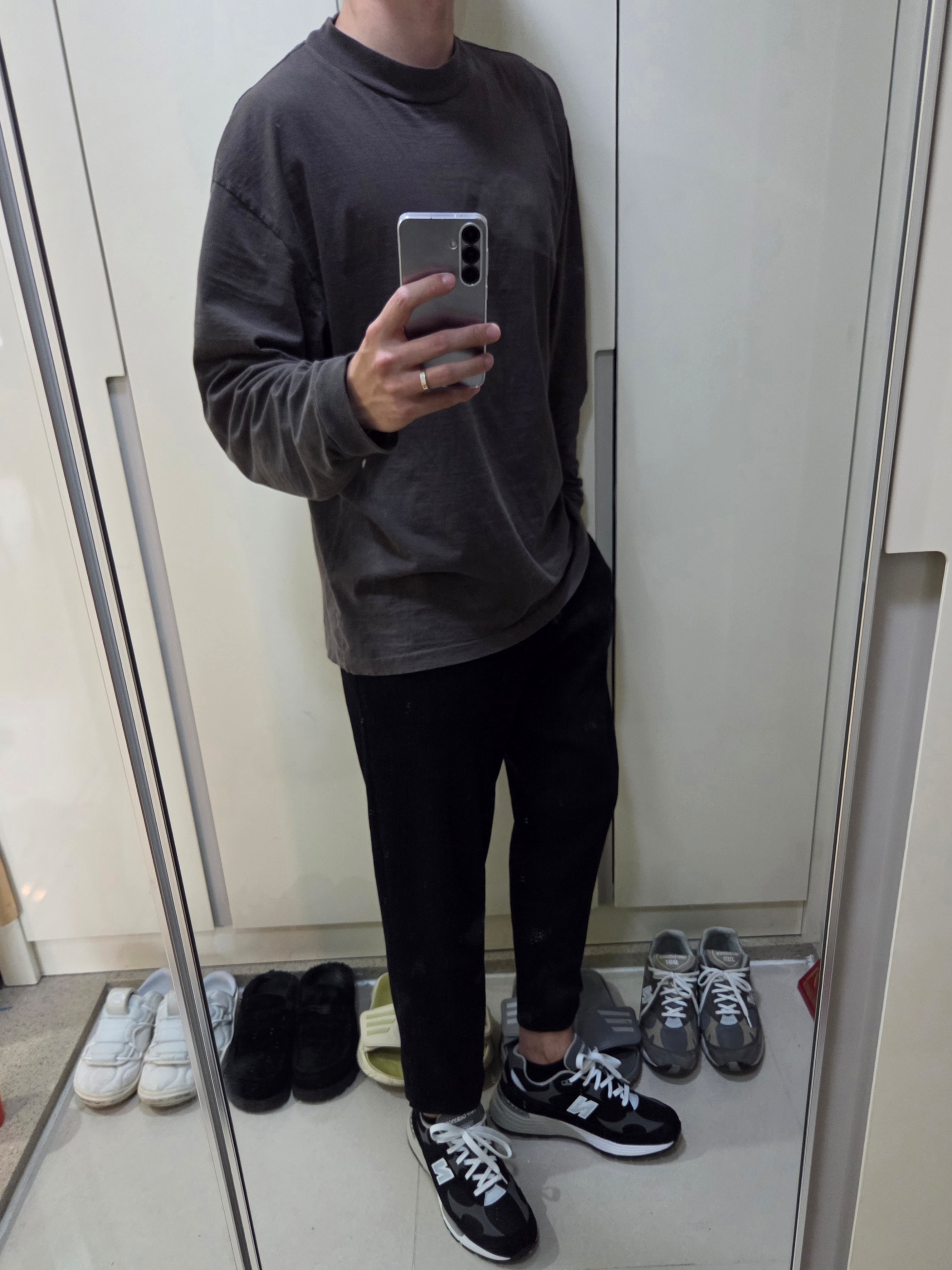 New Balance 992 Made in USA Core Black Grey 착용 스타일 - 1