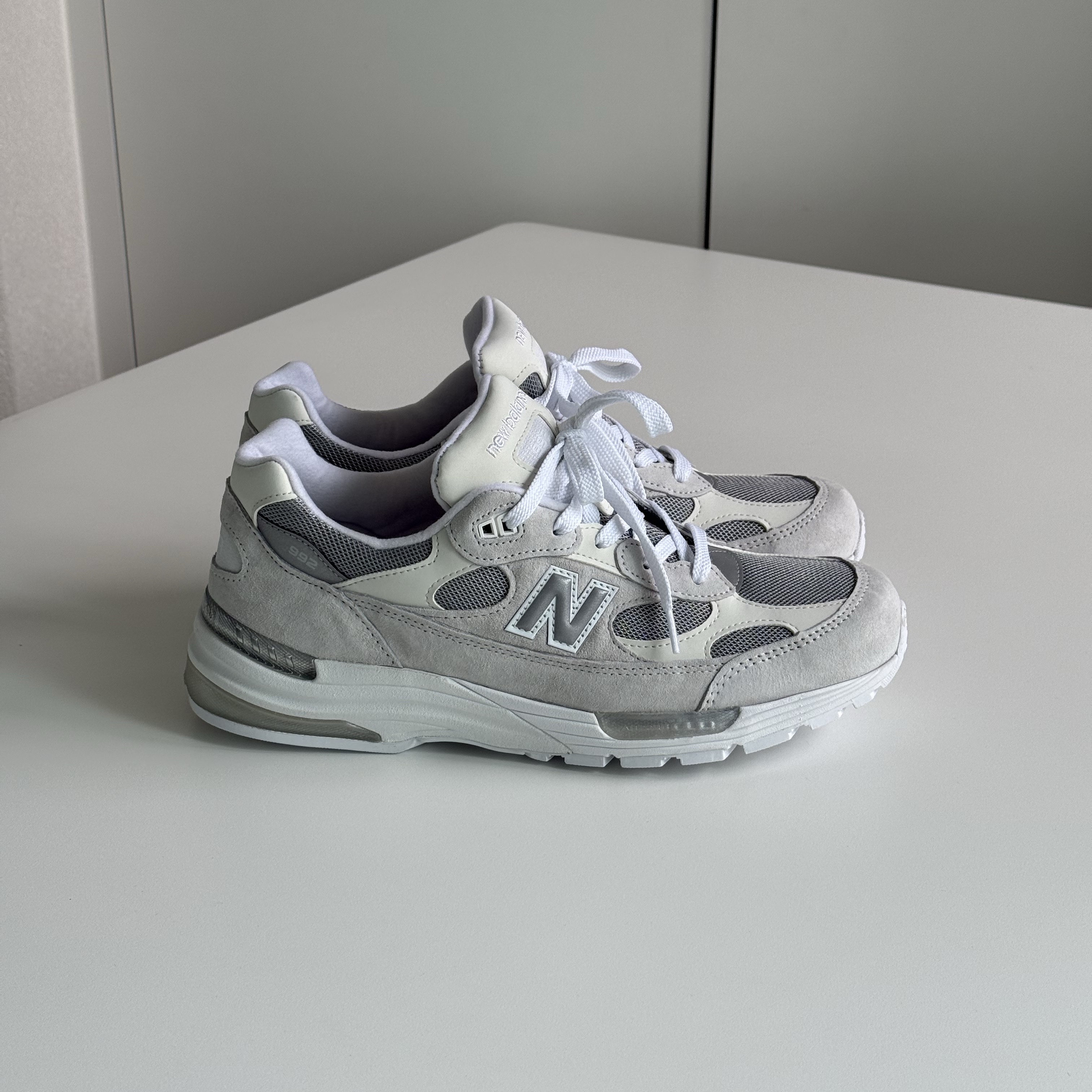 New Balance 992 Made in USA Core White Reflection 착용 스타일 - 2