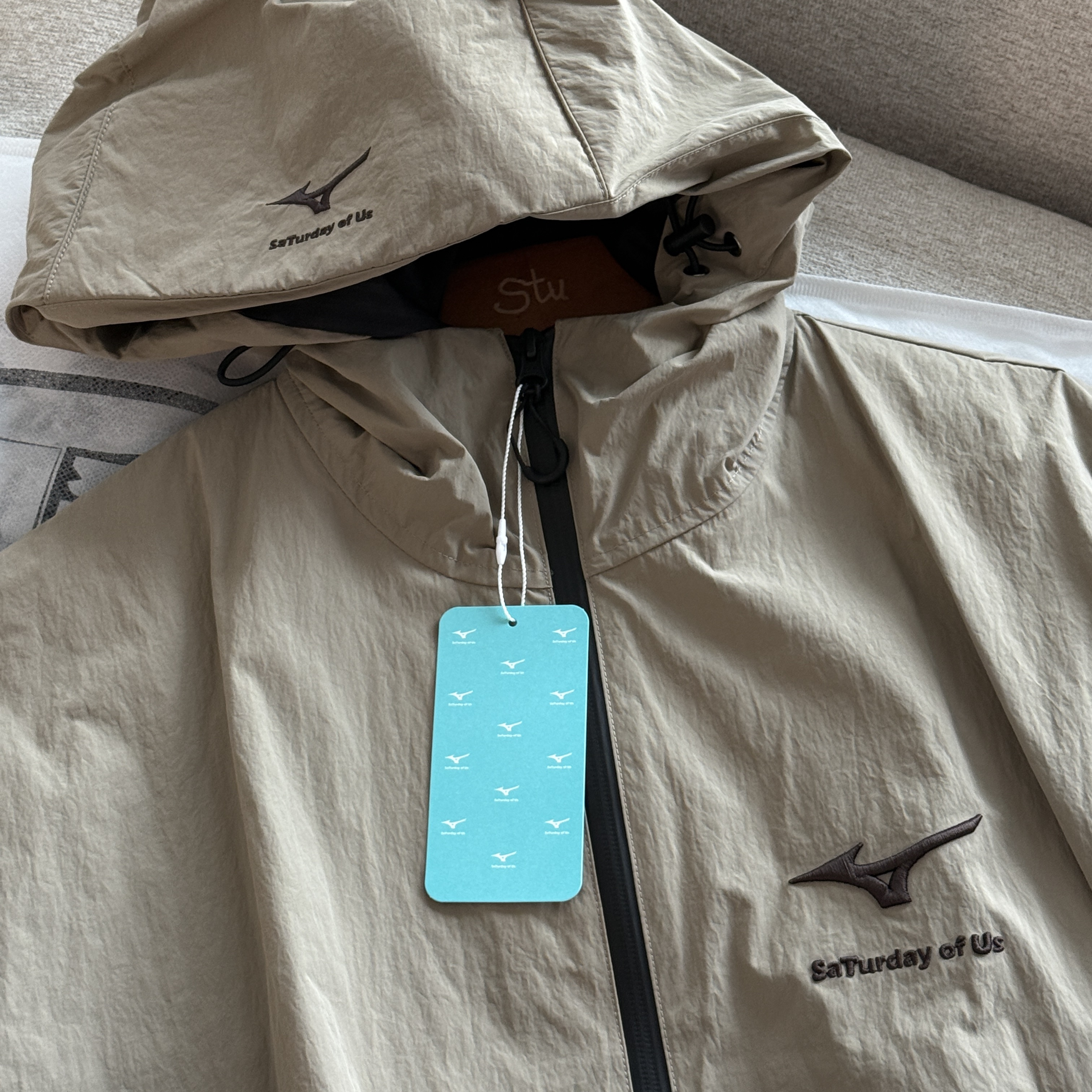 STU X MIZUNO Wind Breaker Beige 착용 스타일 - 3